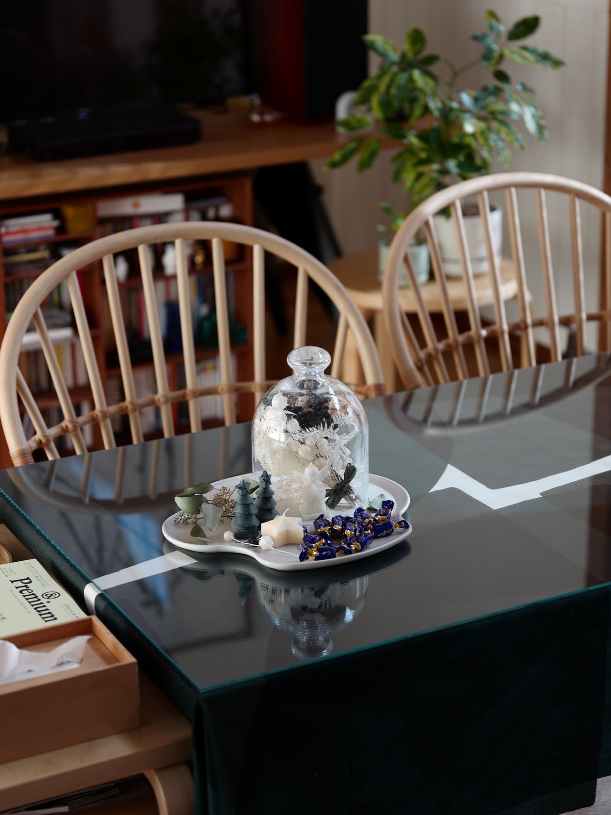 テーブルの上に置かれたイッタラのガラスドーム バブル