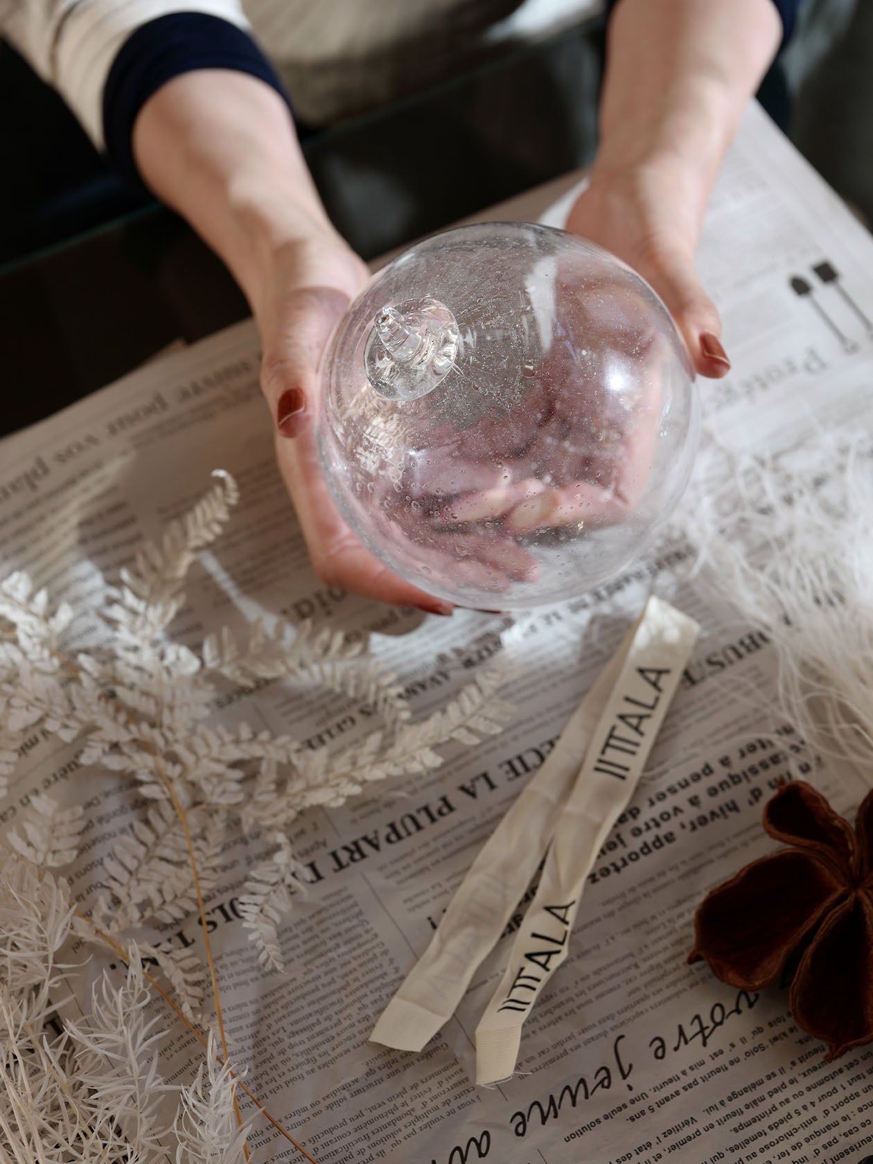 手に持ったイッタラのオーナメントボール 2025 バブル