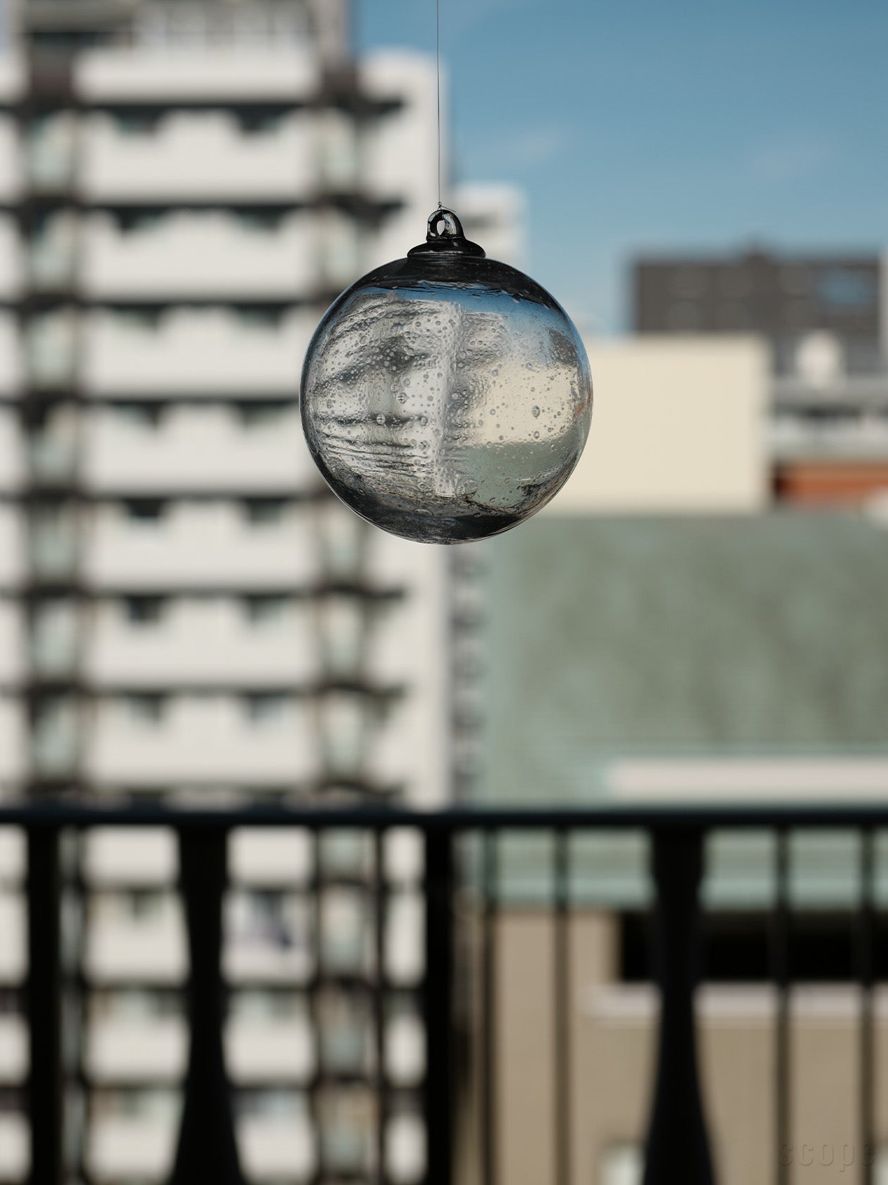 窓辺に吊るしたオーナメントボール 2025 バブル