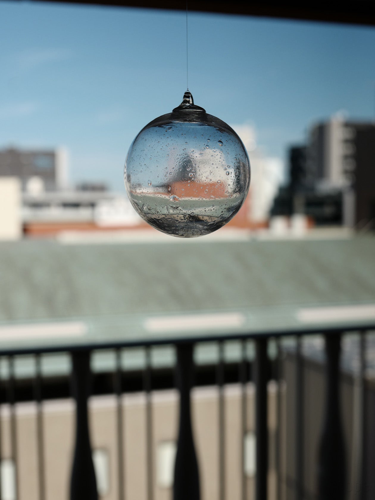 窓辺に2つ並べて吊るしたオーナメントボール 2025 バブル