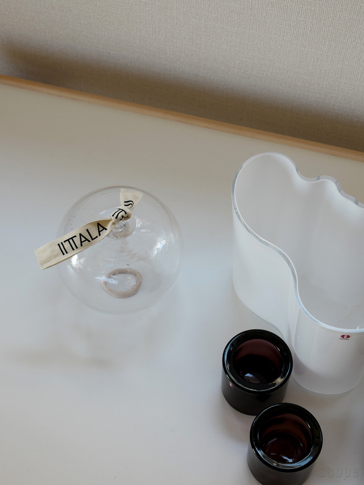 木製リングに乗せて置いたオーナメントボール 2025 バブル