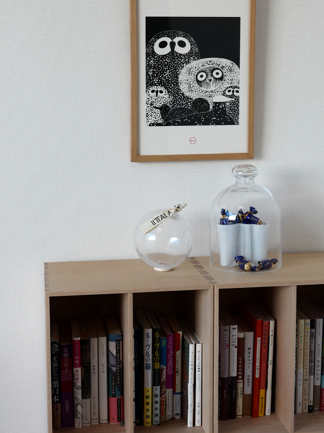 棚に置いて飾ったオーナメントボール 2025 バブルと木製リング