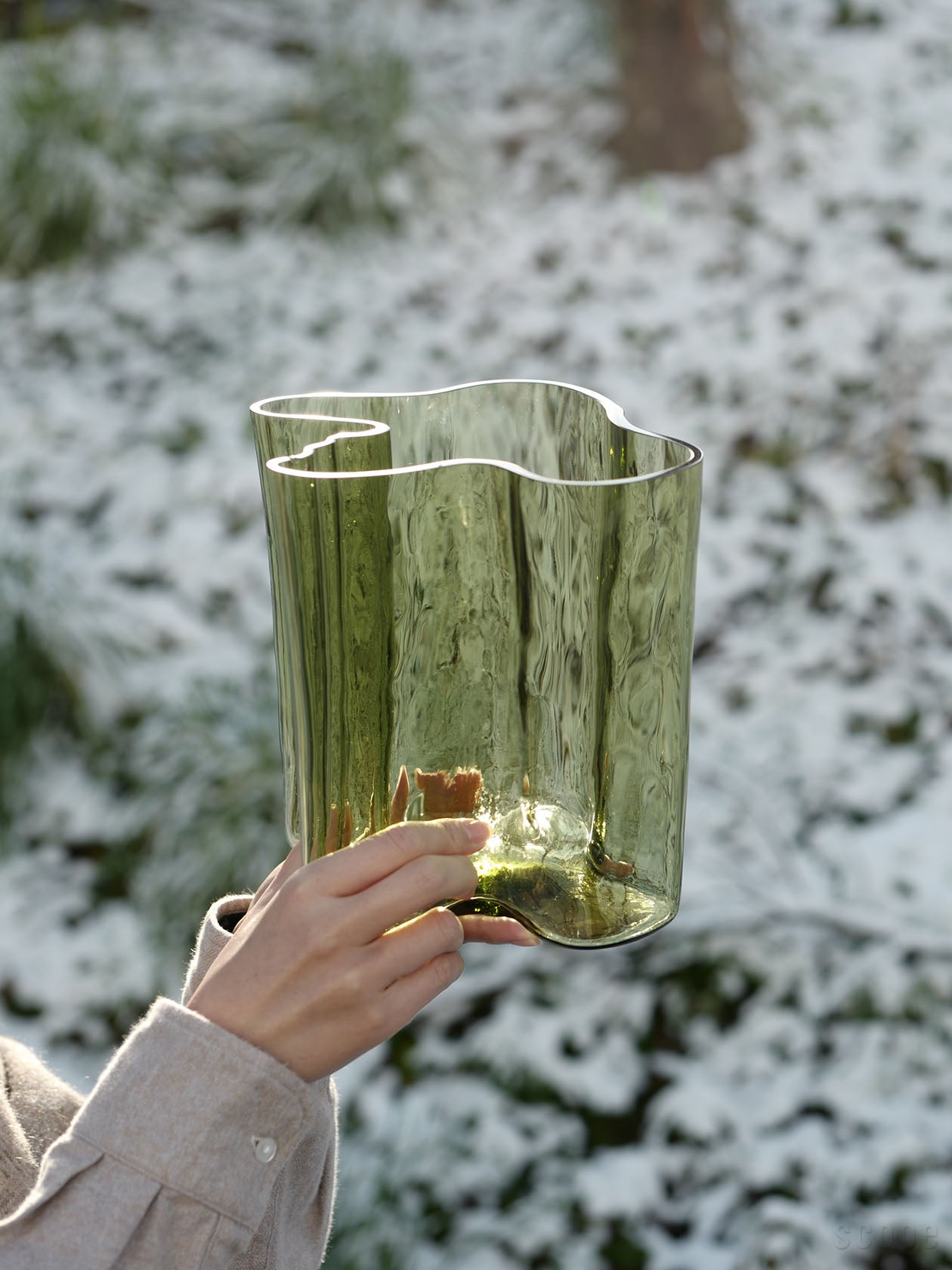 光を受けて佇むフィニッシュサンドのアアルトベース