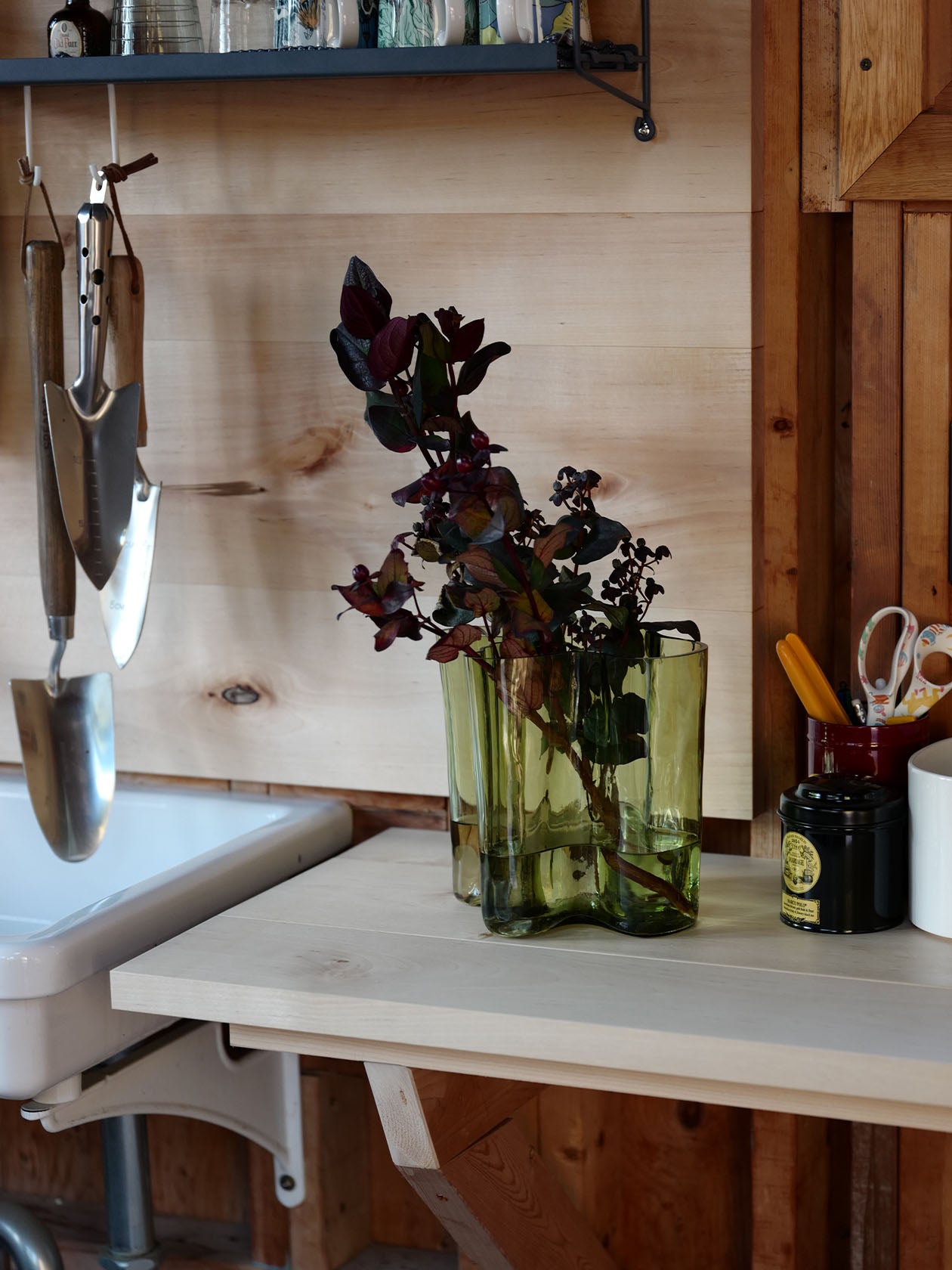 花を生けたフィニッシュサンドのアアルトベース 200mm