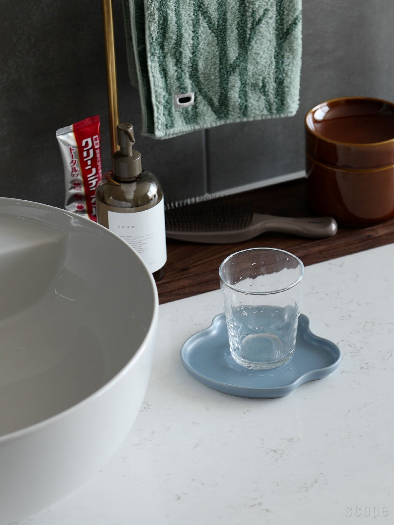 洗面スペースでウォーターカラーのAalto プラター15cmをグラス置きとして使っている様子