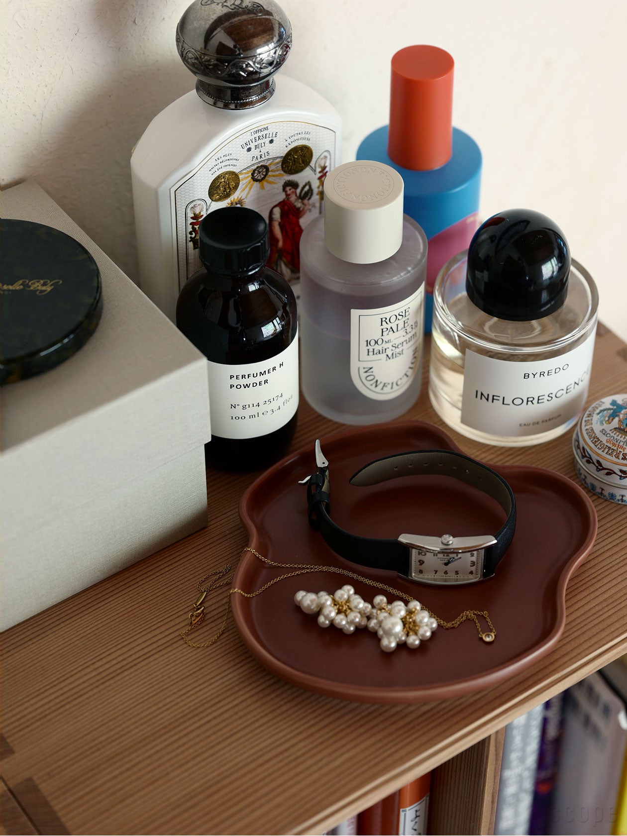 アクセサリー置き場としてAalto プラター15cmに時計やピアスを置いた様子