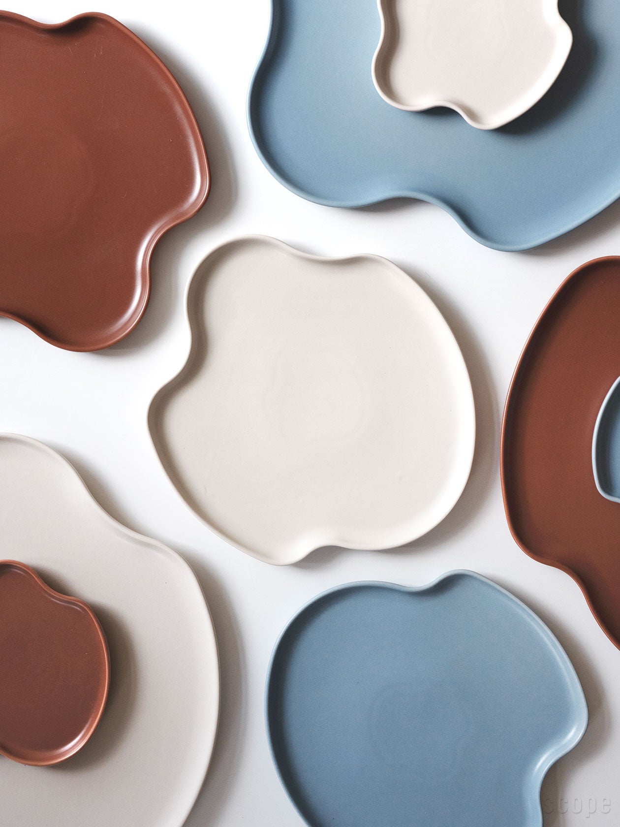 Aalto Collection プラター25cmをシリーズのアイテムと一緒に並べた様子