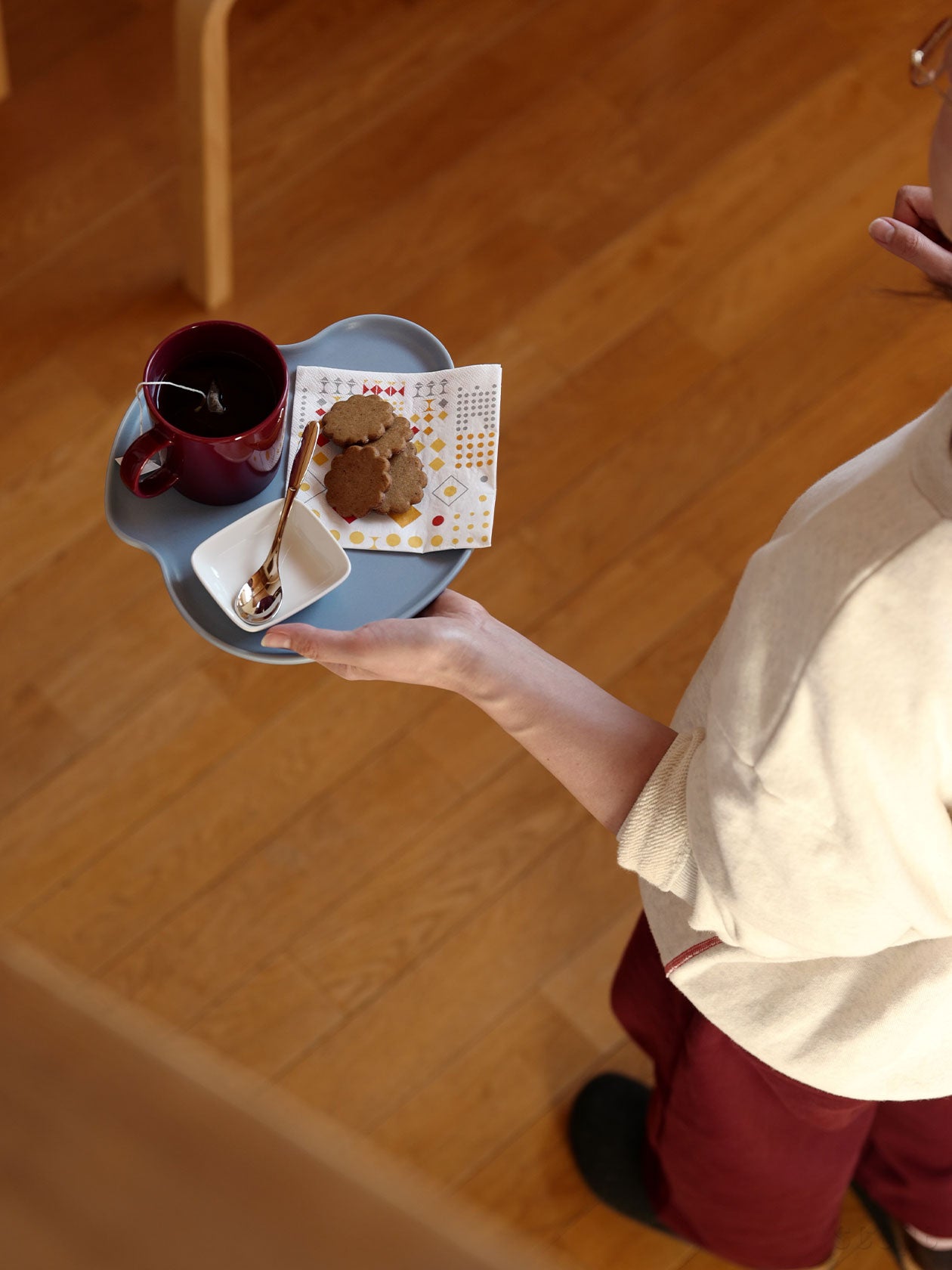 Aalto プラター25cmを手に持ってサイズ感を確認している様子