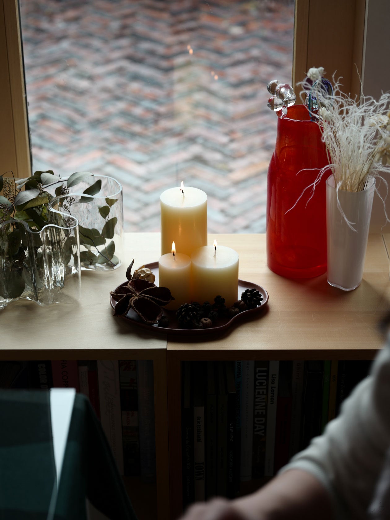 Aalto プラター25cmにキャンドルを置いて火を灯そうとしている様子