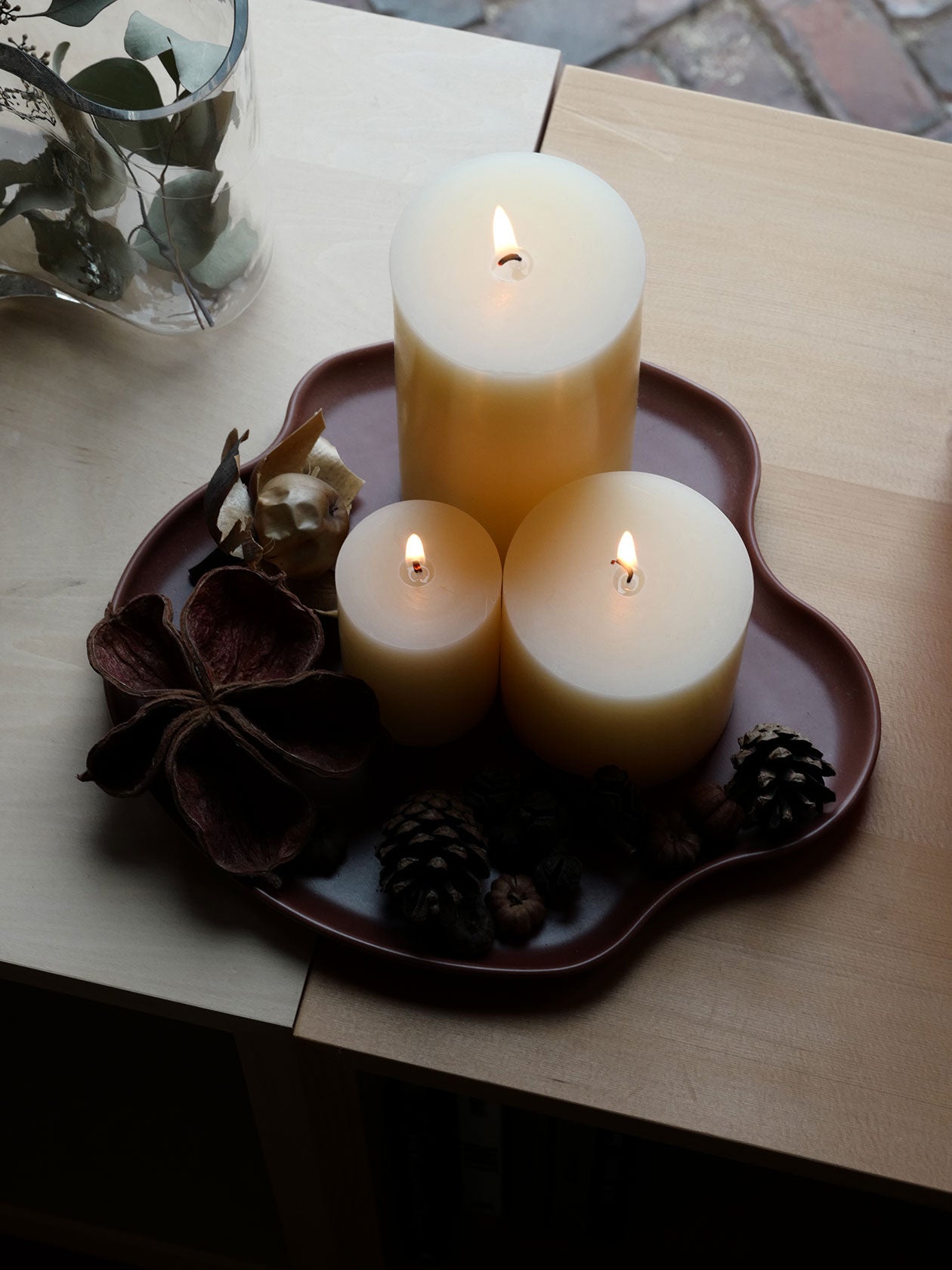 Aalto プラター25cm ファイアにキャンドルとドライフラワーを飾った様子
