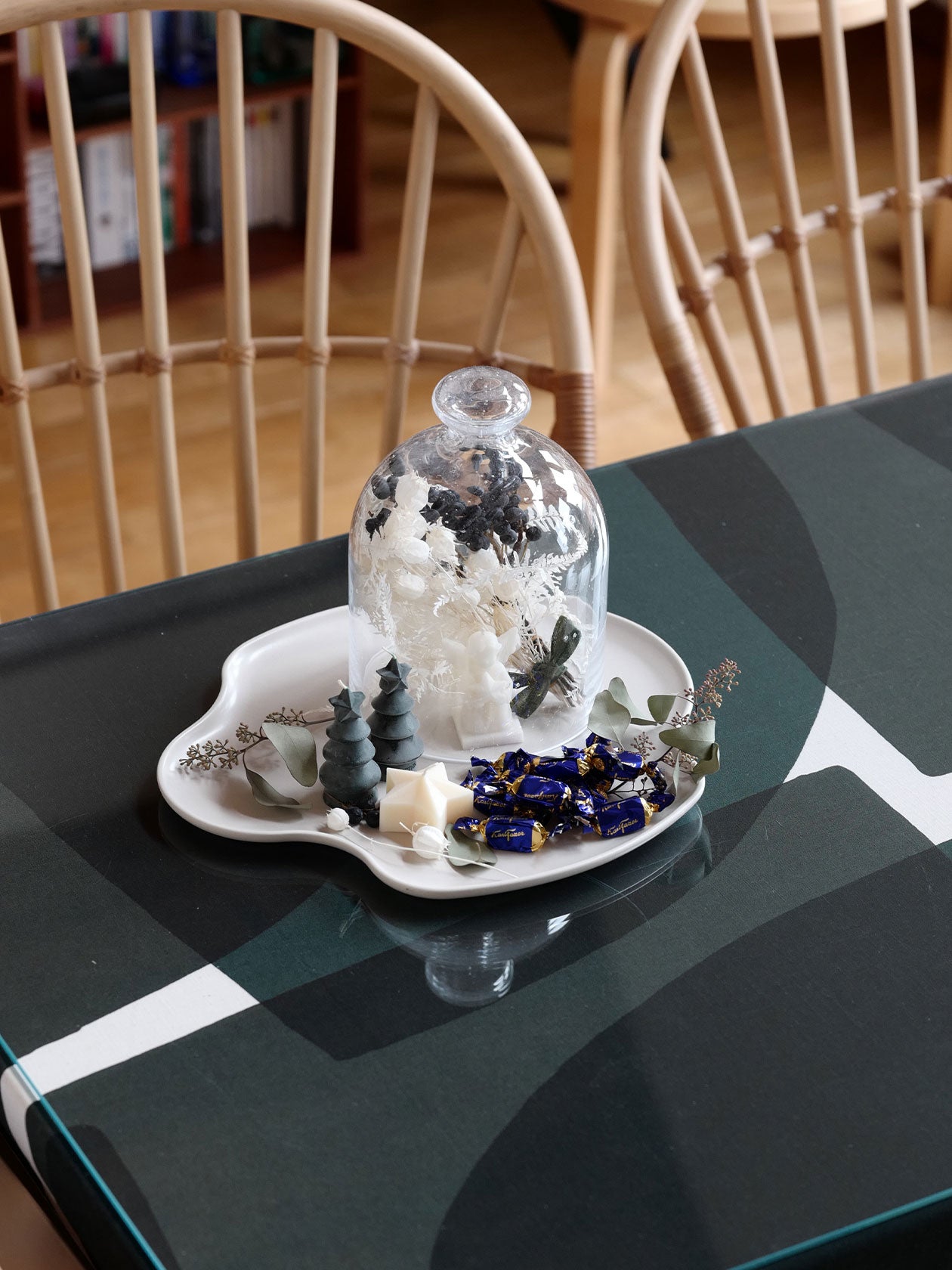 Alvar Aalto Collection プラター35cmにクリスマス飾りとガラスドームを配置した様子