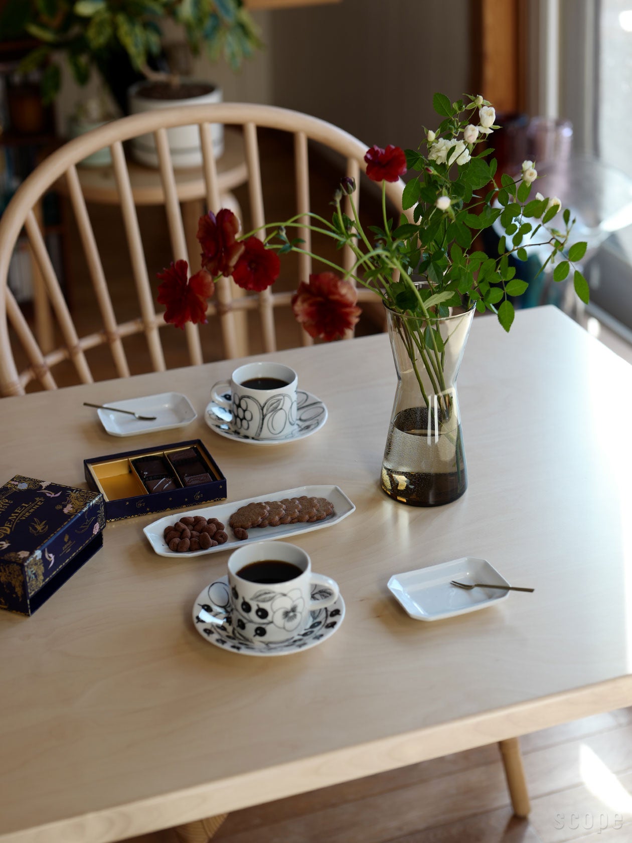 リネンカラーのKartioベース。シンプルな円柱状のフォルム