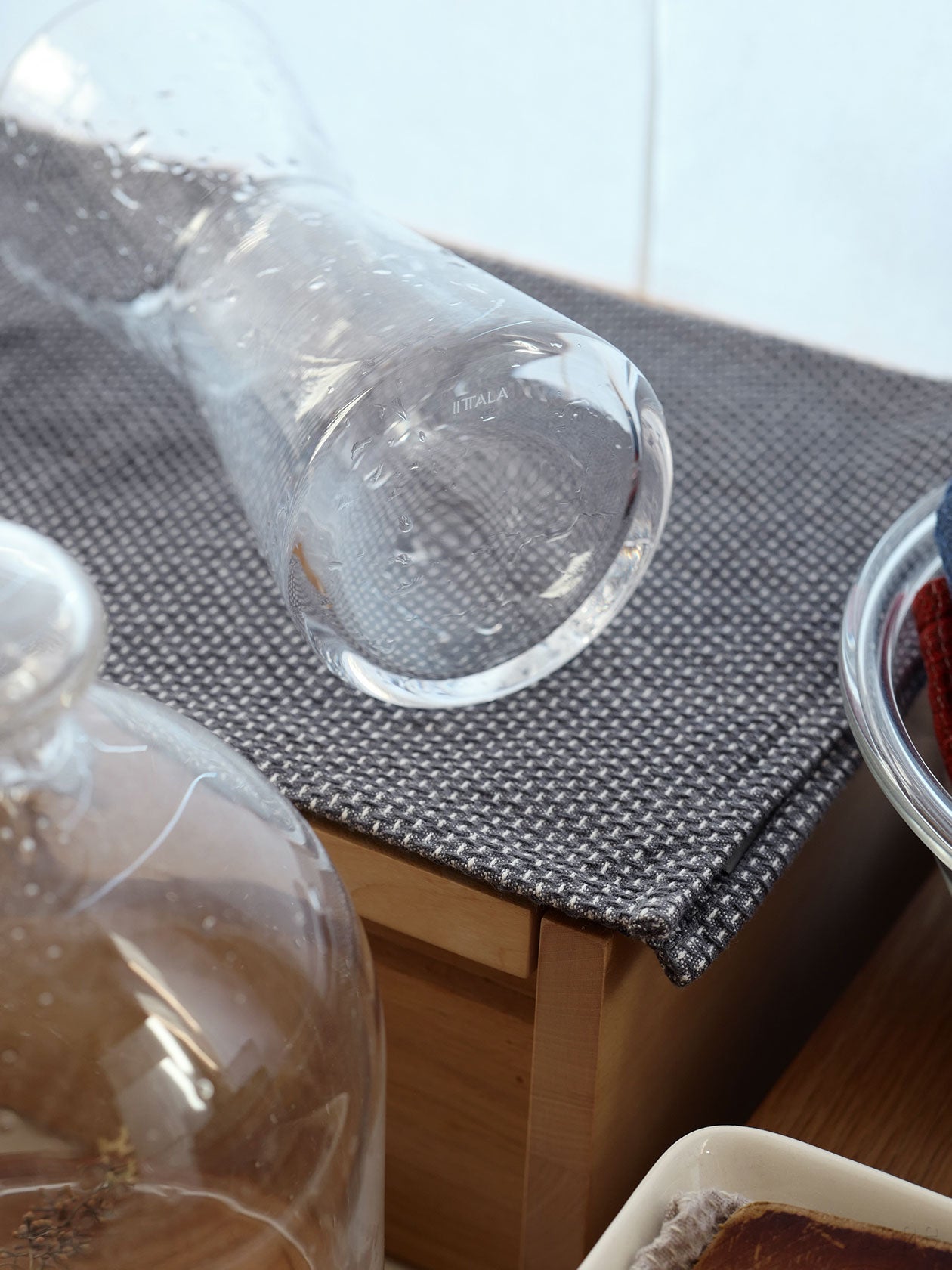 日常の食卓に溶け込むカイ・フランクデザインのシンプルなフラワーベース