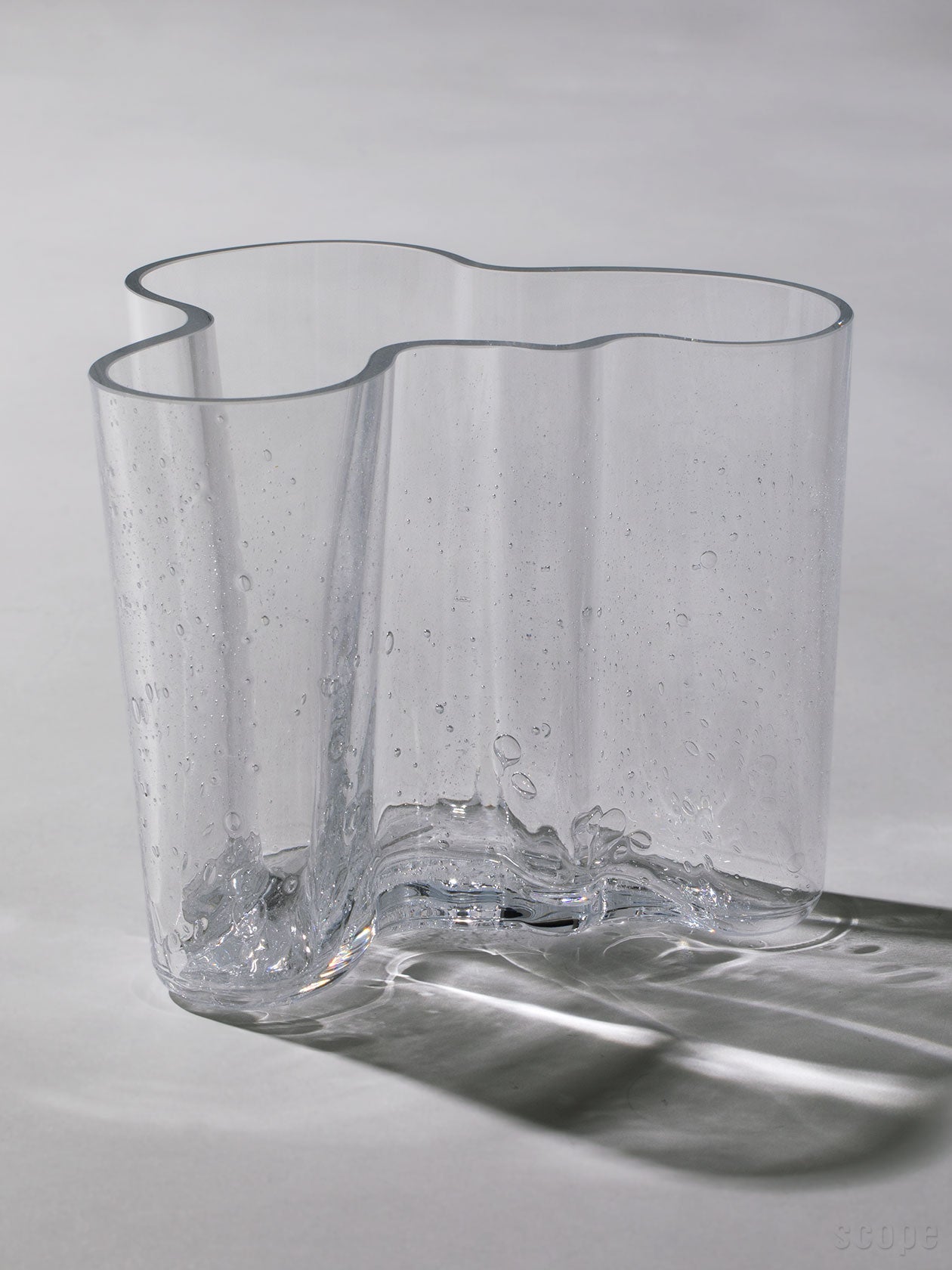 ソーダ灰を用いた伝統技法が生み出す無数のバブル