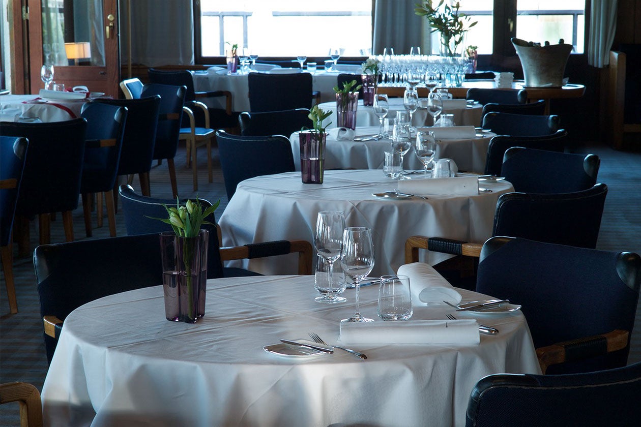 2016年、ヘルシンキのSAVOYで目にしたベース201mm。忘れられない花の飾り方