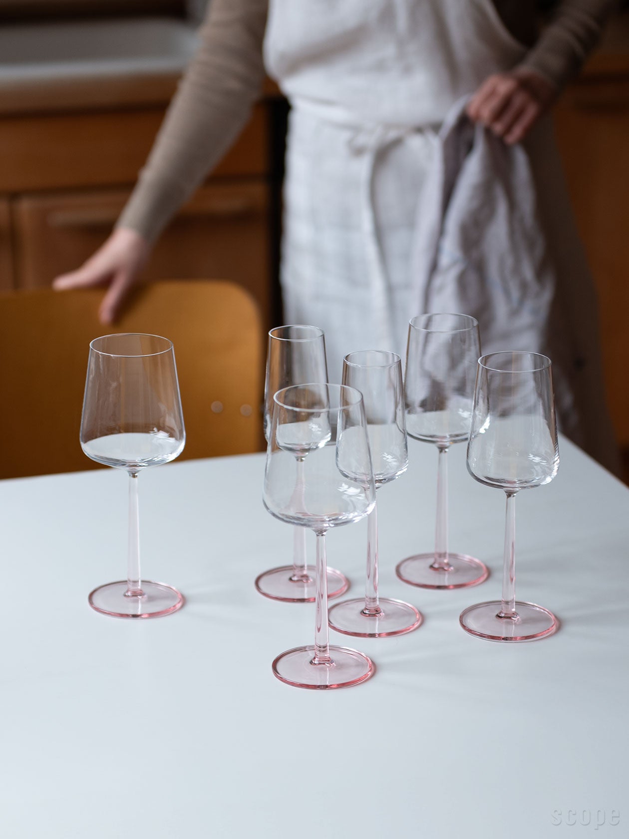 注いだ飲み物とローズ