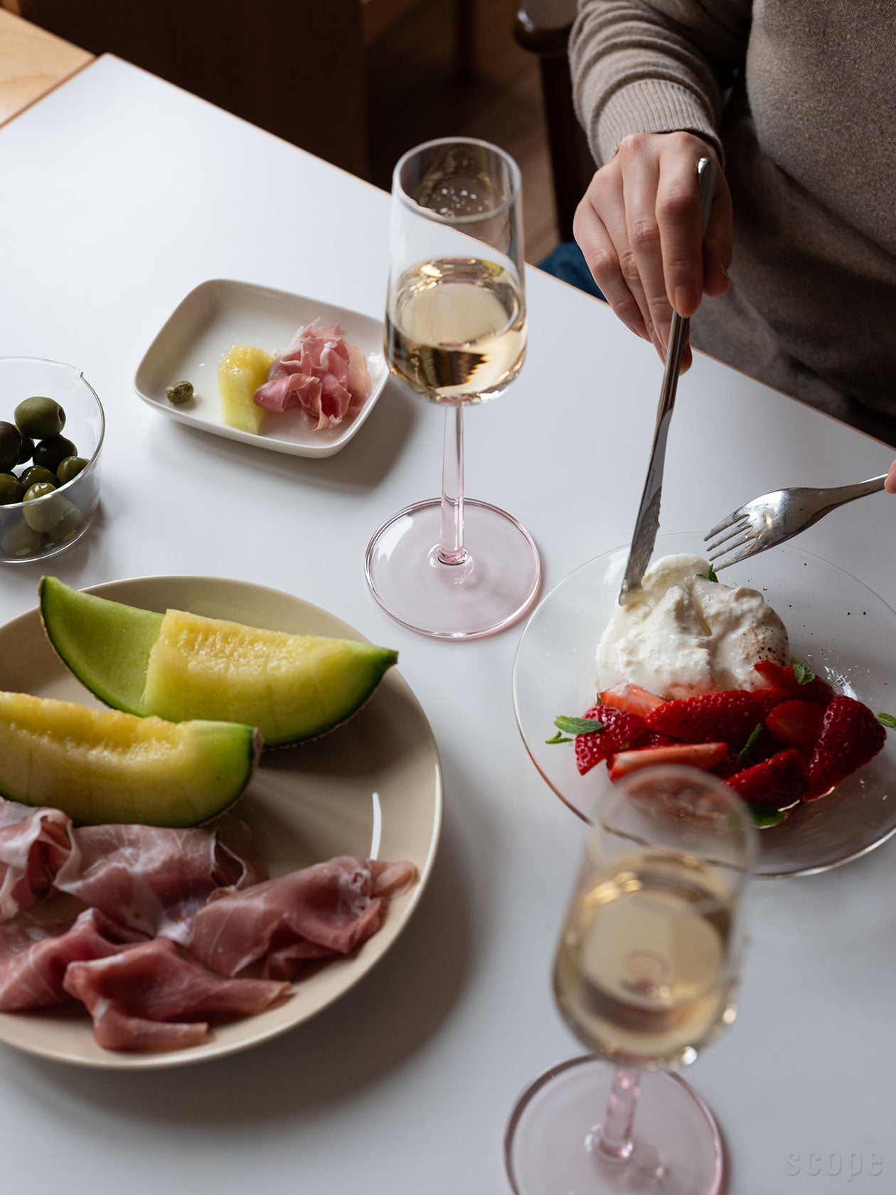 薄く現代的な飲み口。