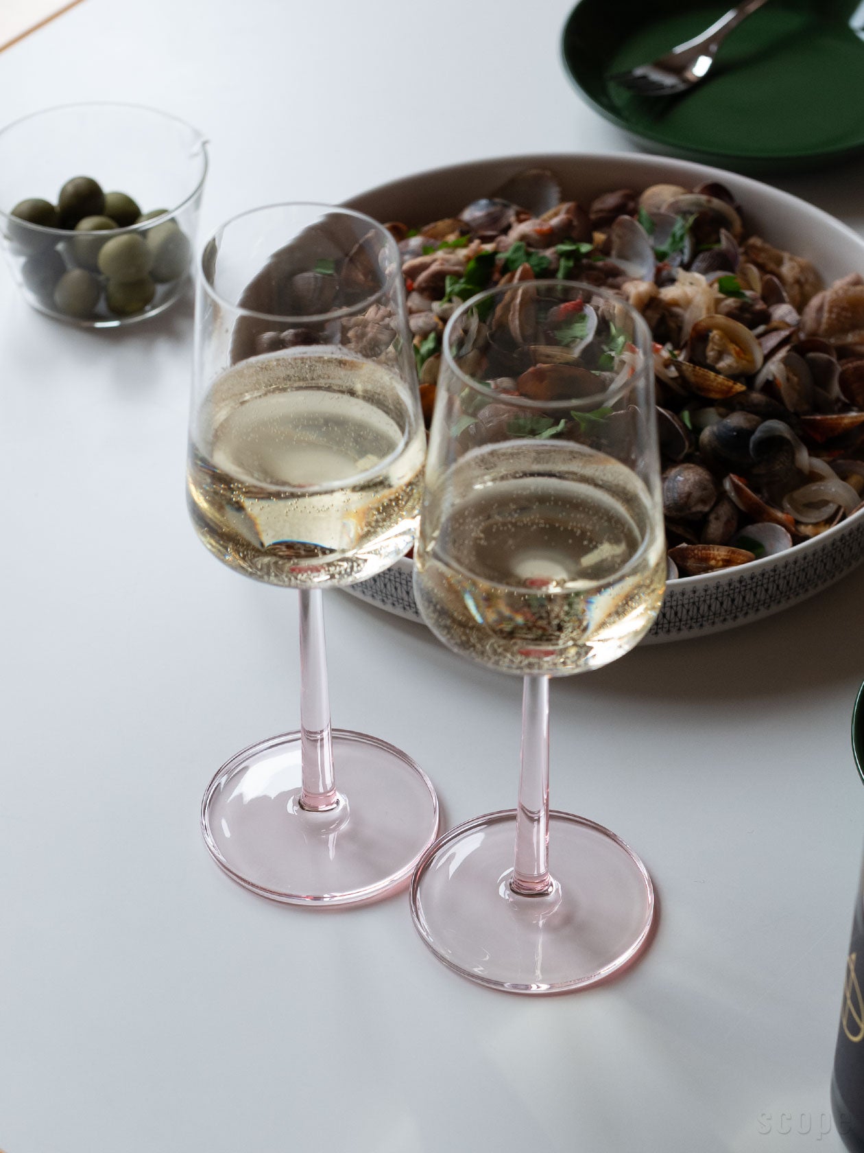 白ワインはもちろん、冷茶やクラフトビールにも