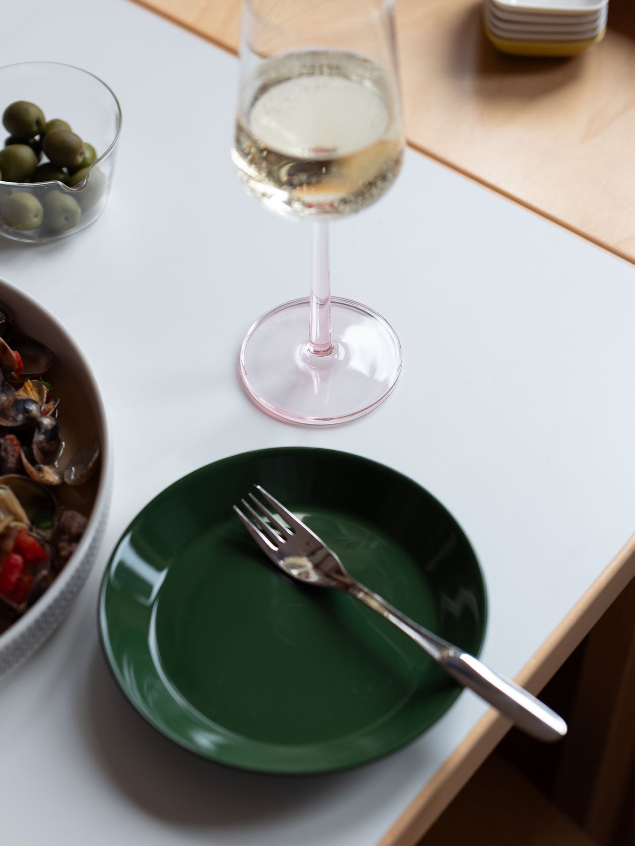 直線的なデザインと淡いローズ