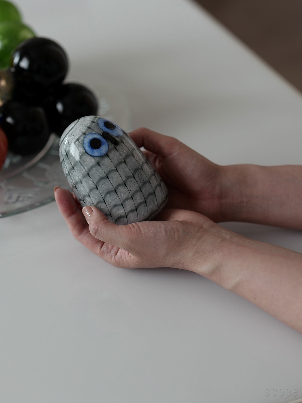 Owlet グレー 手に持ったところ