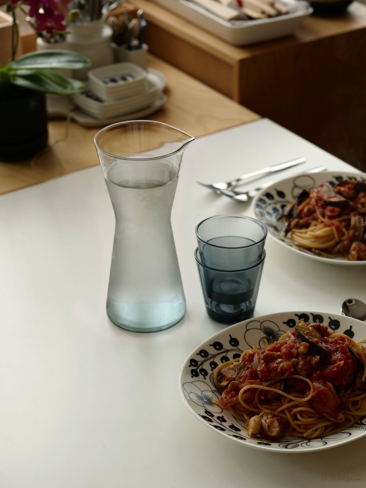 Kartioピッチャーグレーとタンブラーグレー、パスタランチのテーブル
