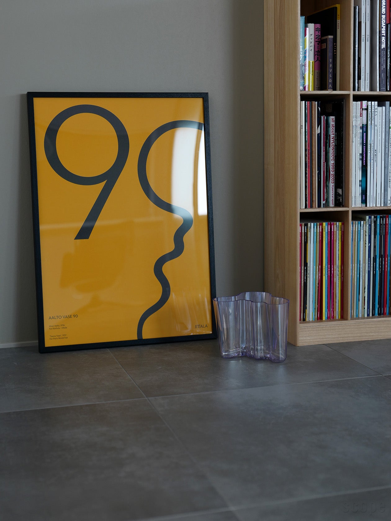 額装されたAALTO 90アニバーサリーポスターとAalto Tokyo ベース 160mm ラスターライラック