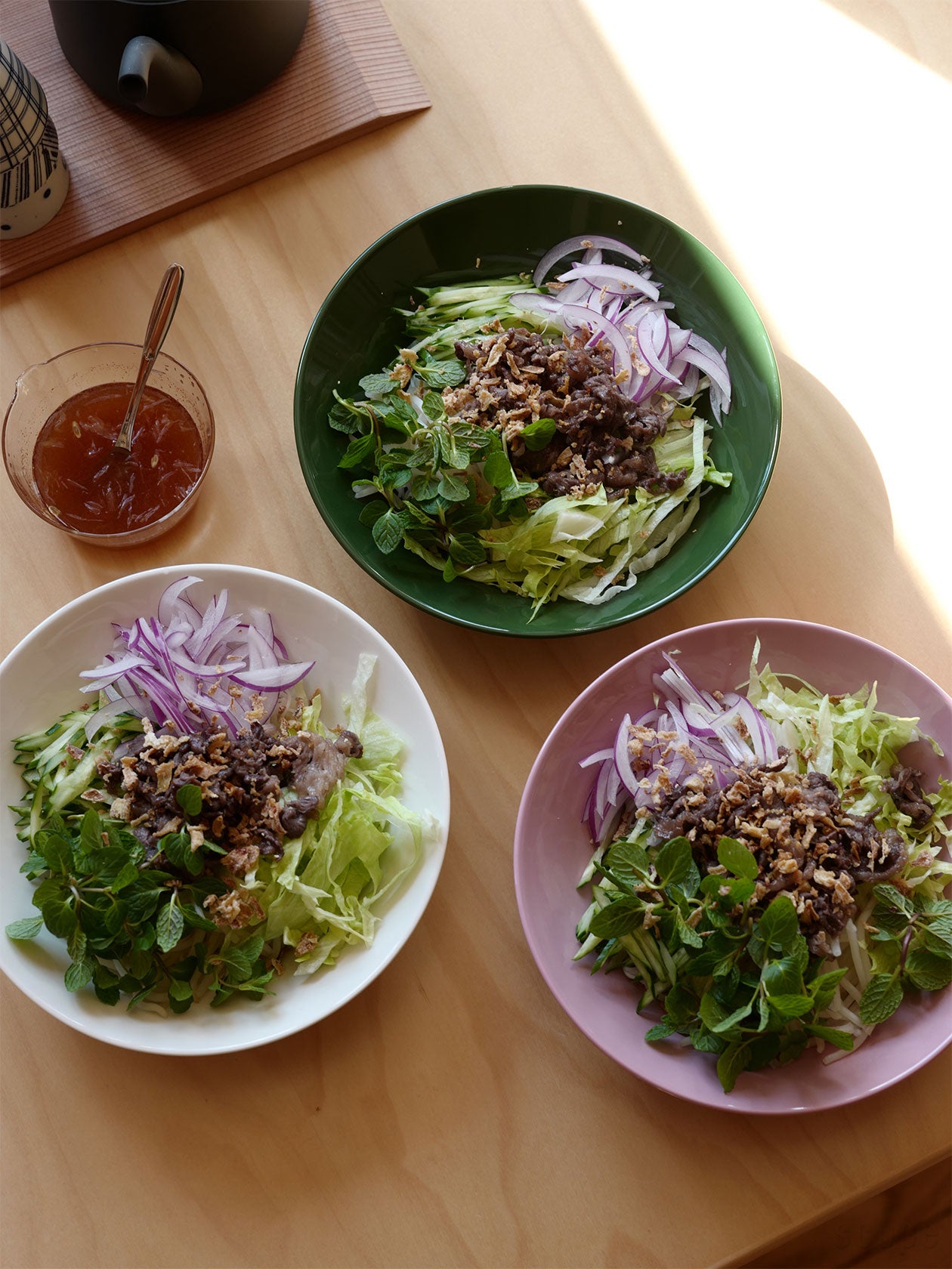 新色のローズやスコープ特注ハンターが並ぶ、食卓でのディーププレート活用イメージ