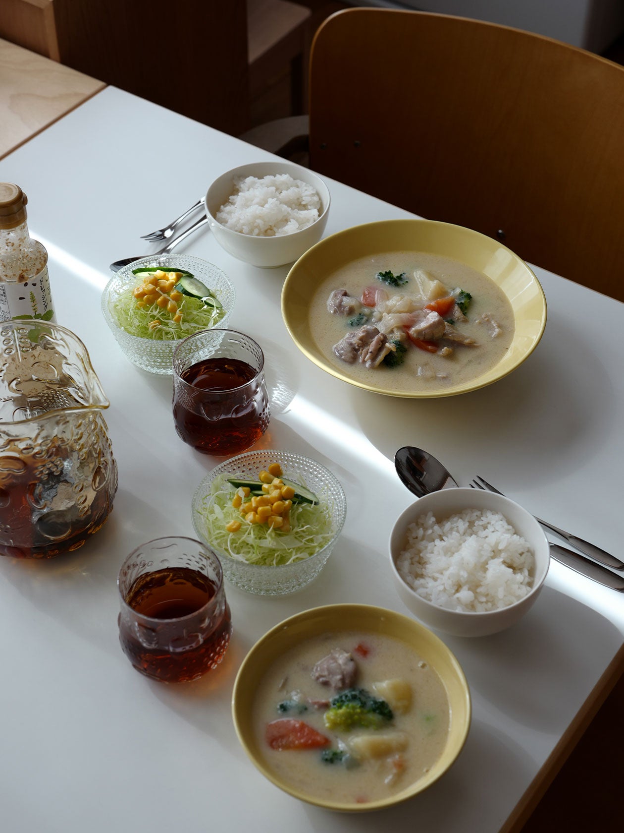 イエローのディーププレートに盛り付けられたシチュー