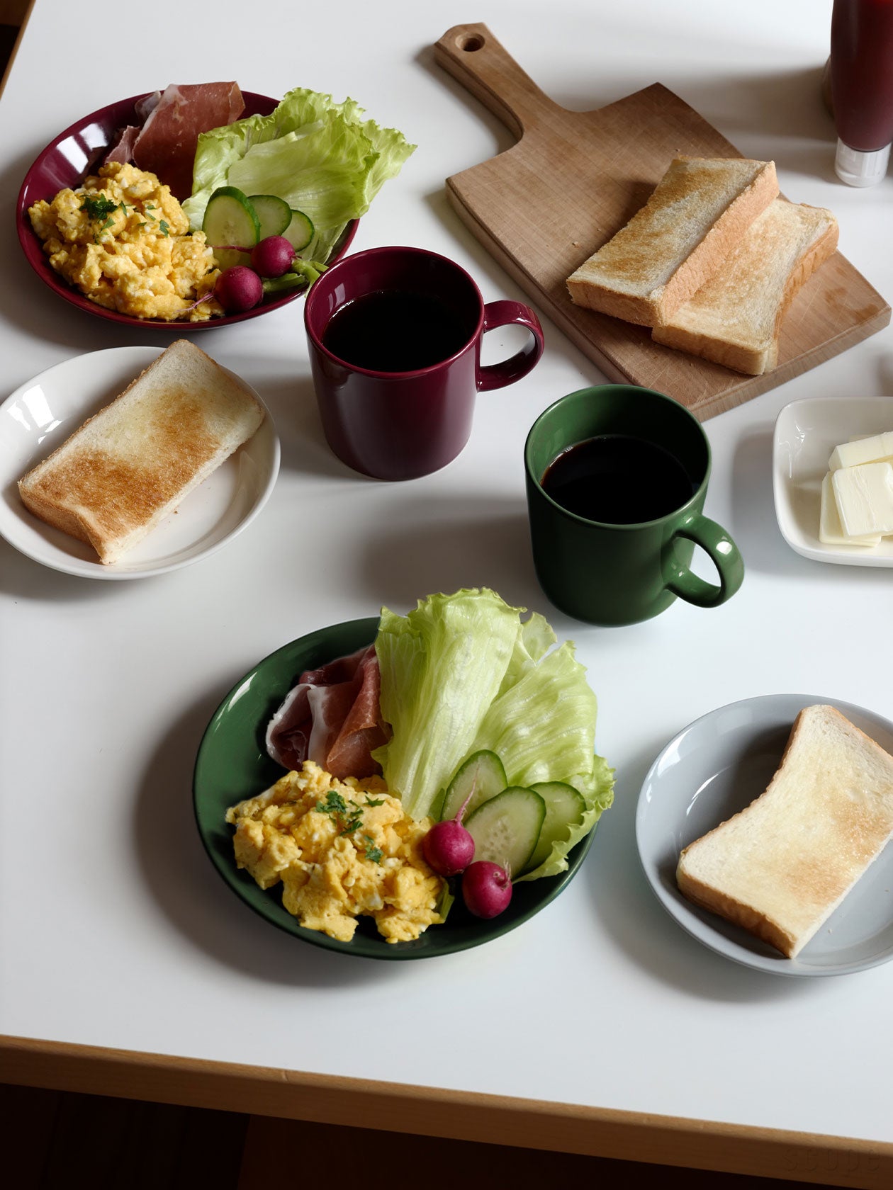 2025年発売のチェリーと2026年発売のハンターのティーママグ