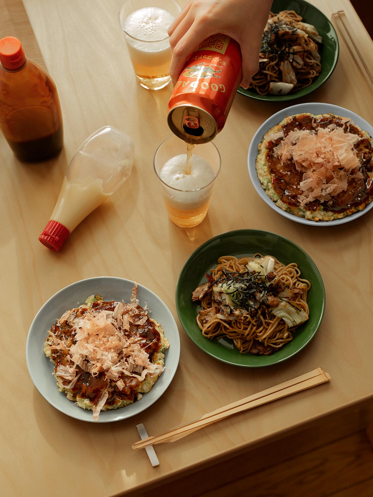 パールグレーとハンターを組み合わせた落ち着いたトーンの食卓