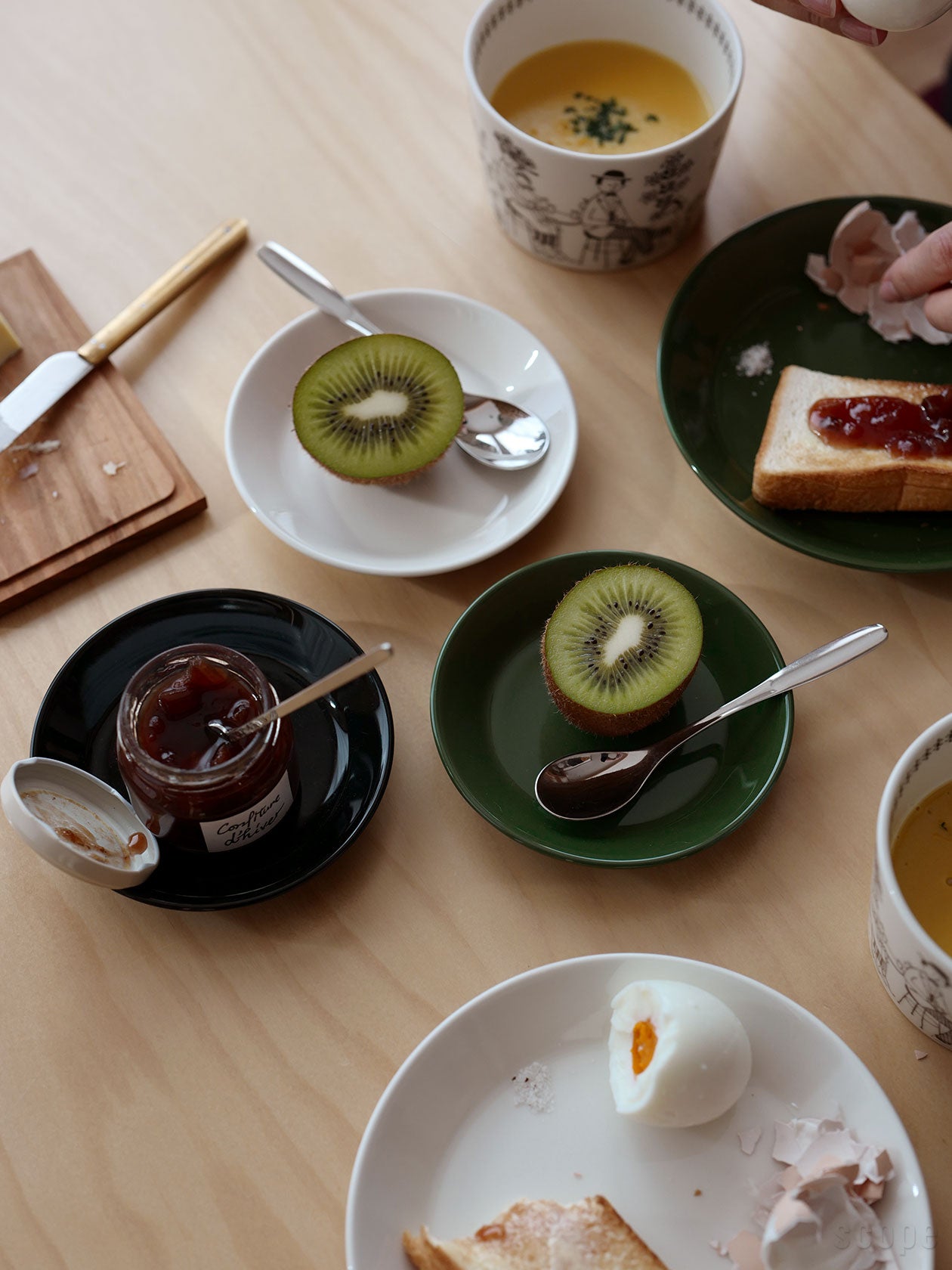 ホワイト、ブラック、ハンターのプレート12cm。日本人の食卓に欠かせないサイズ