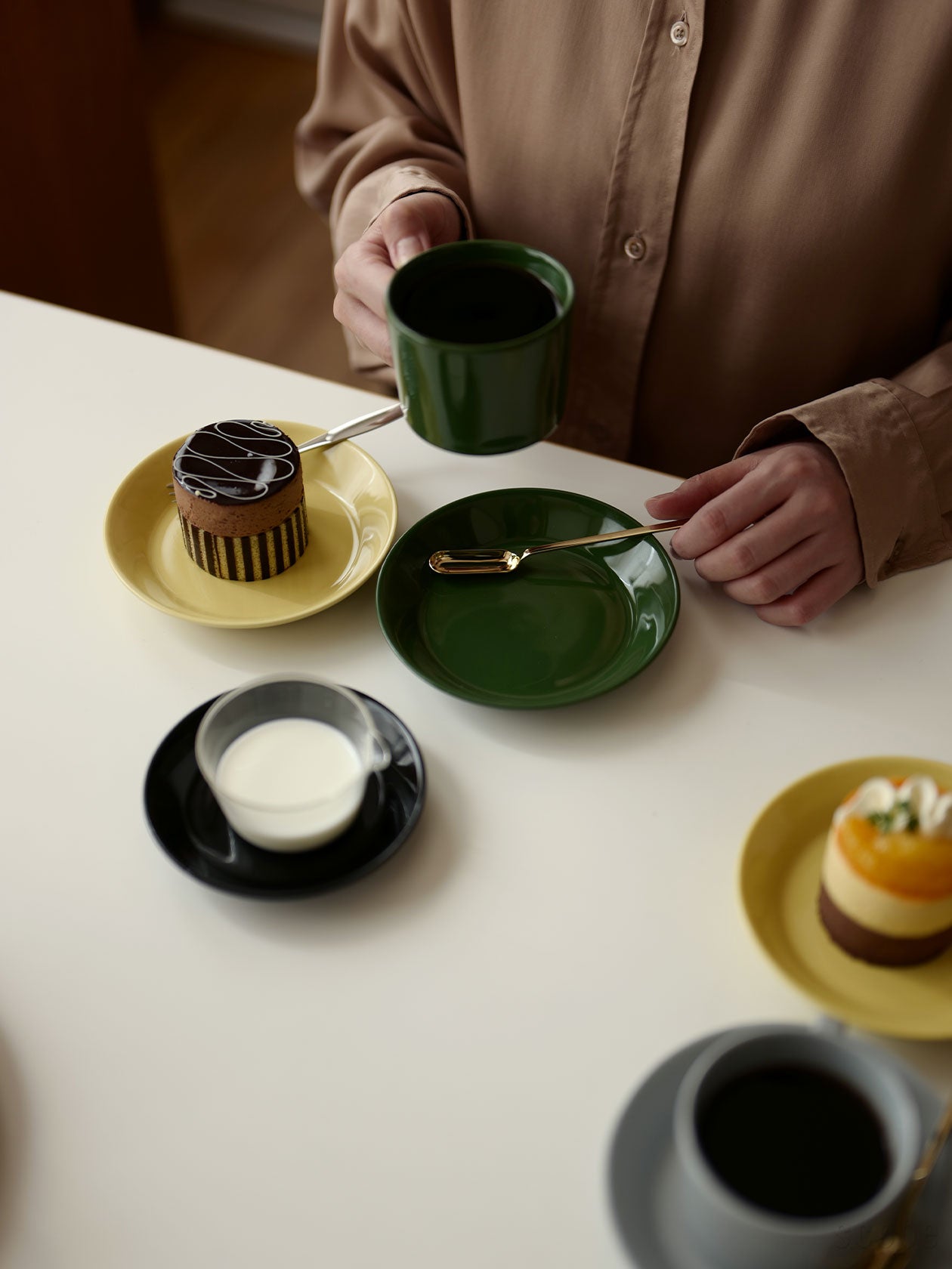 ティーカップのソーサーとして使う、ハンターとパールグレーのプレート15cm