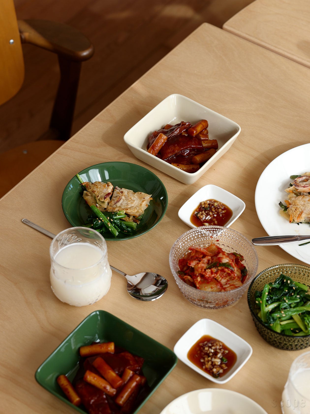 取り皿として活躍する深い緑のハンター。和食にも馴染むサイズ感