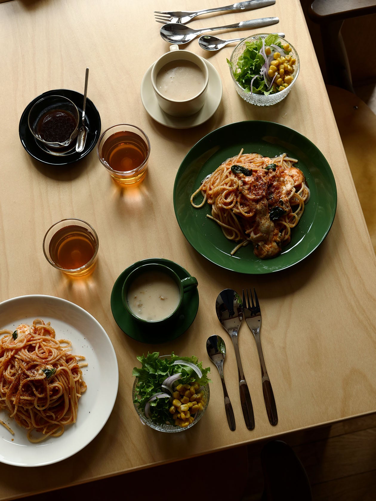 2026年イヤーカラーのハンターとホワイトのプレート23cm