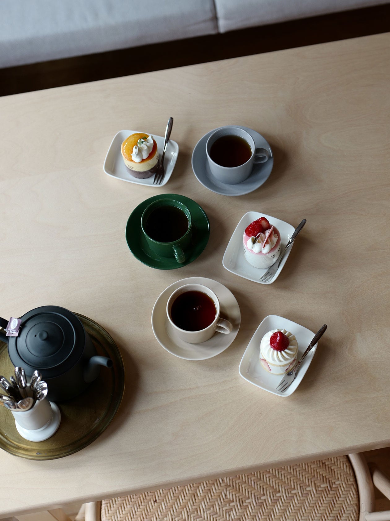 パールグレー、ハンター、リネンのティーカップ。単品販売で広がる組み合わせ