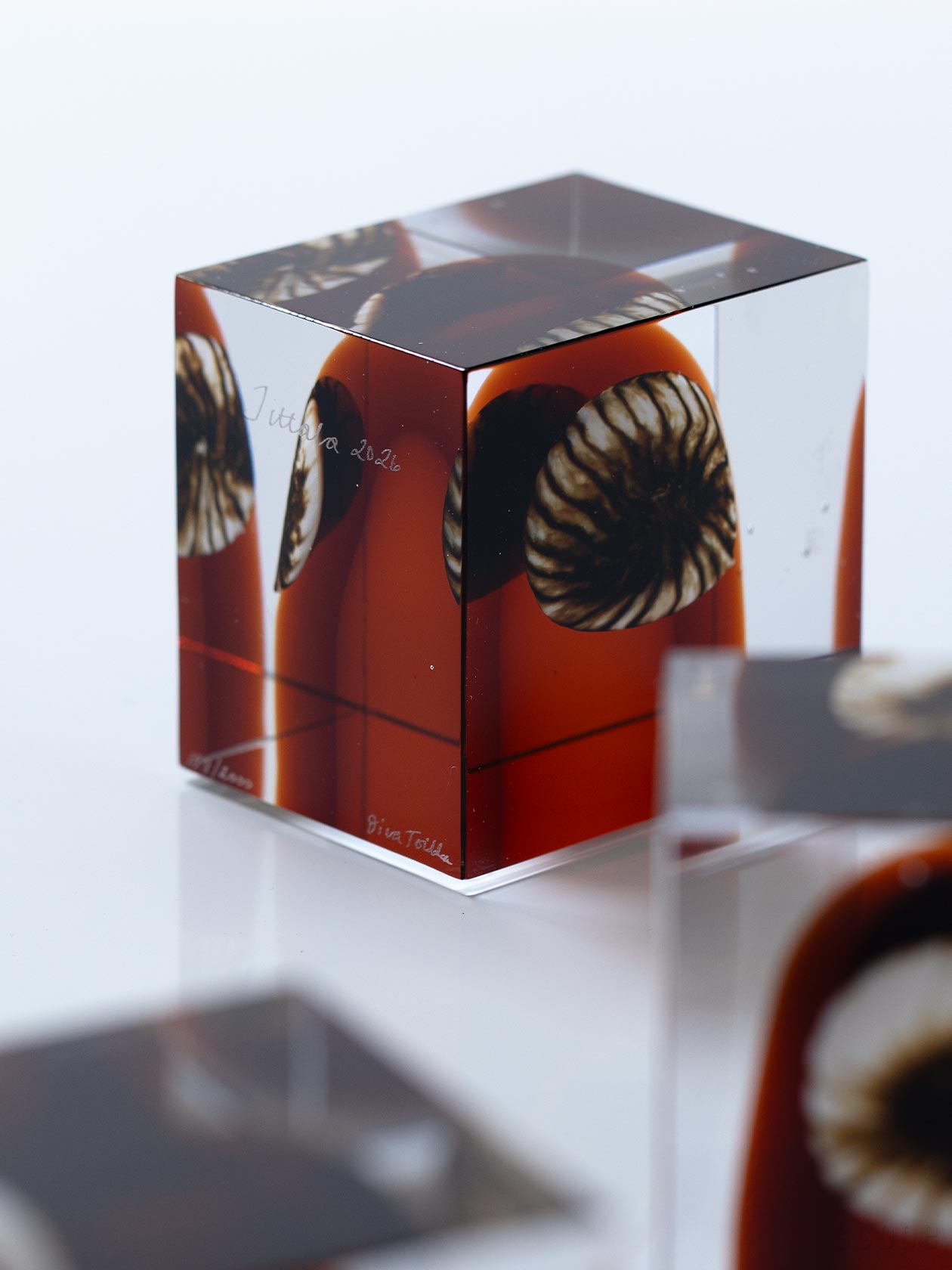 6面を研磨して仕上げられたピカピカのガラス塊。側面のシリアルナンバー刻印