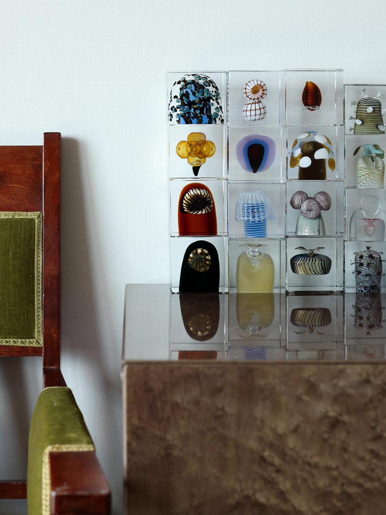 オイバ・トイッカ氏の家具を再現した空間に佇む、オイバの指のような2026年キューブ