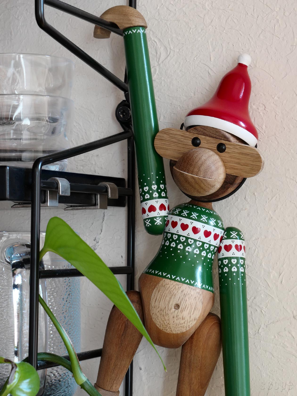 サンタ帽子をかぶったモンキーの顔の拡大写真