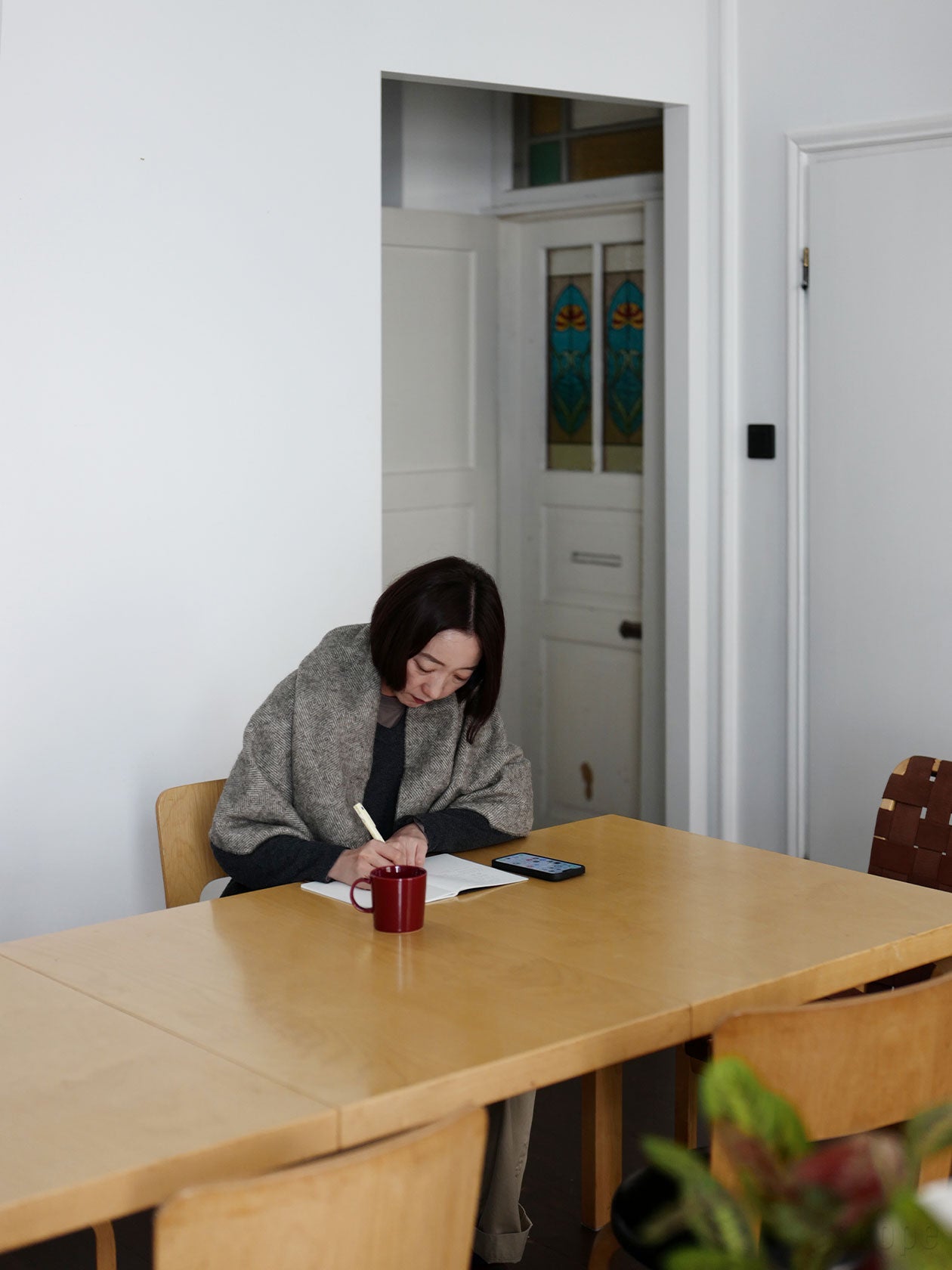 デスクでちょっと羽織ったブラウン