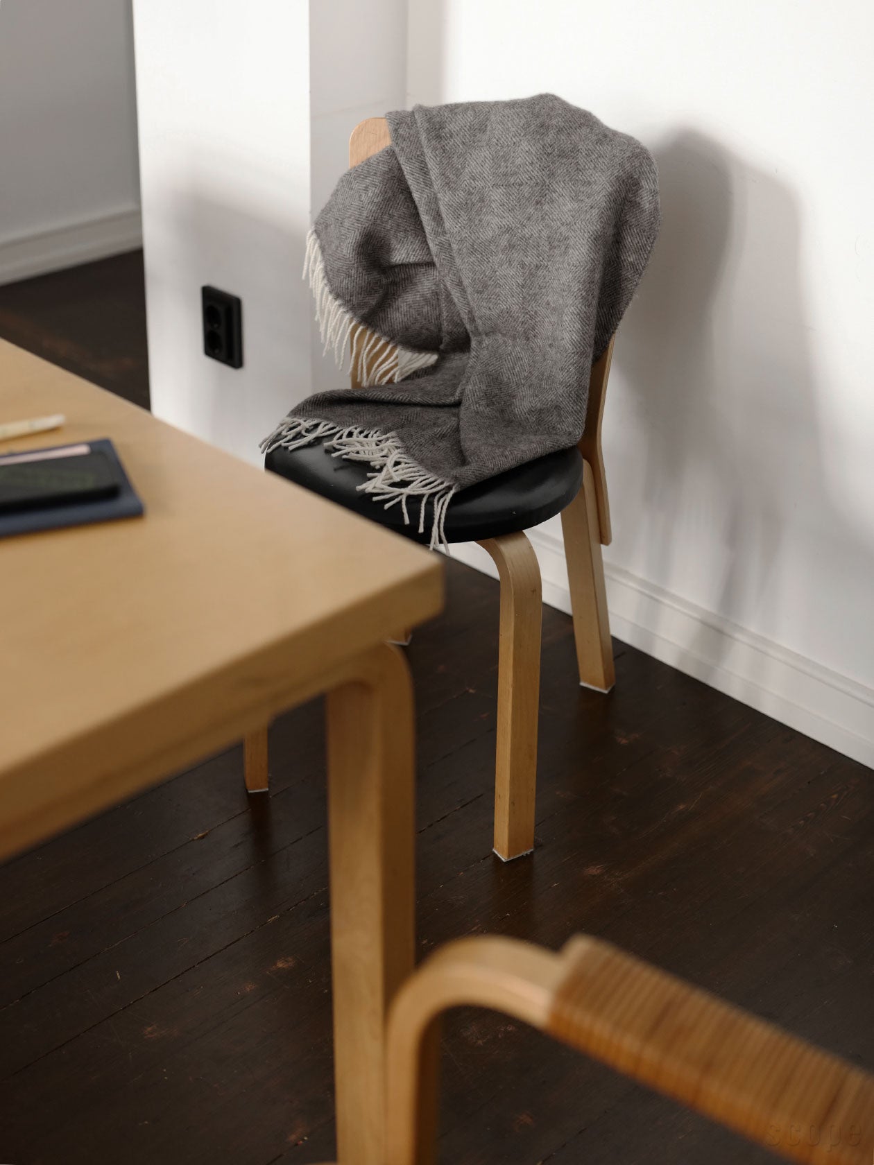 椅子にかかったブラウン