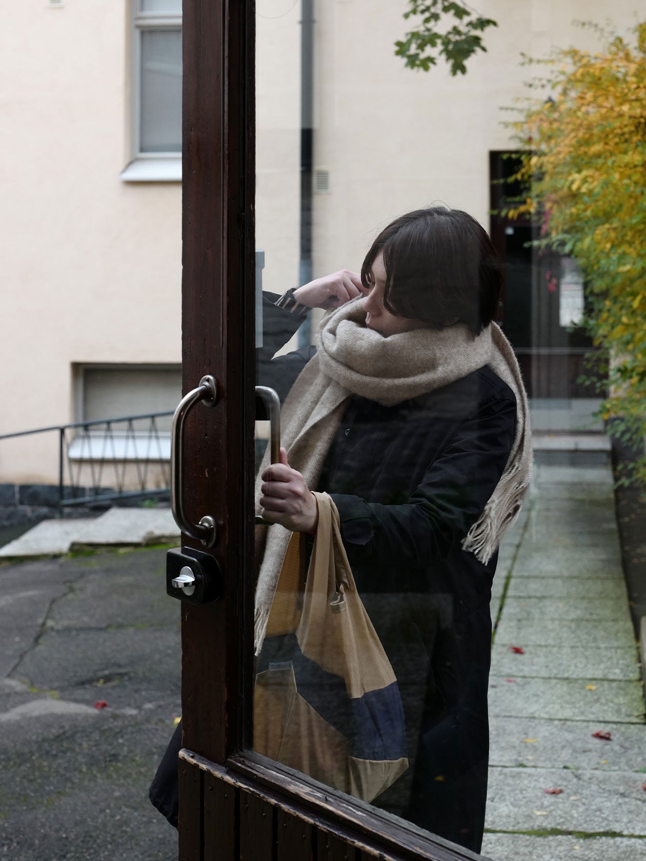 マフラー代わりに巻いたベージュ