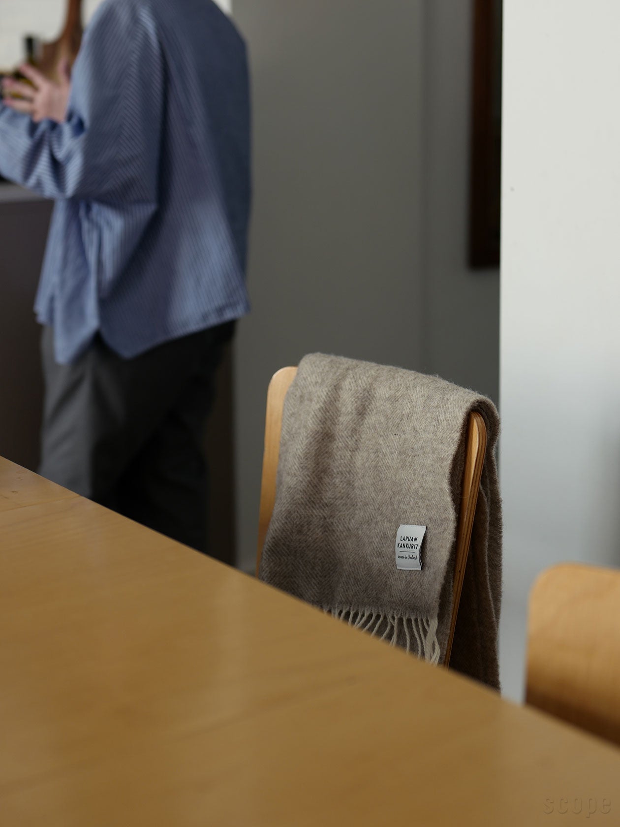 椅子にかかったベージュ