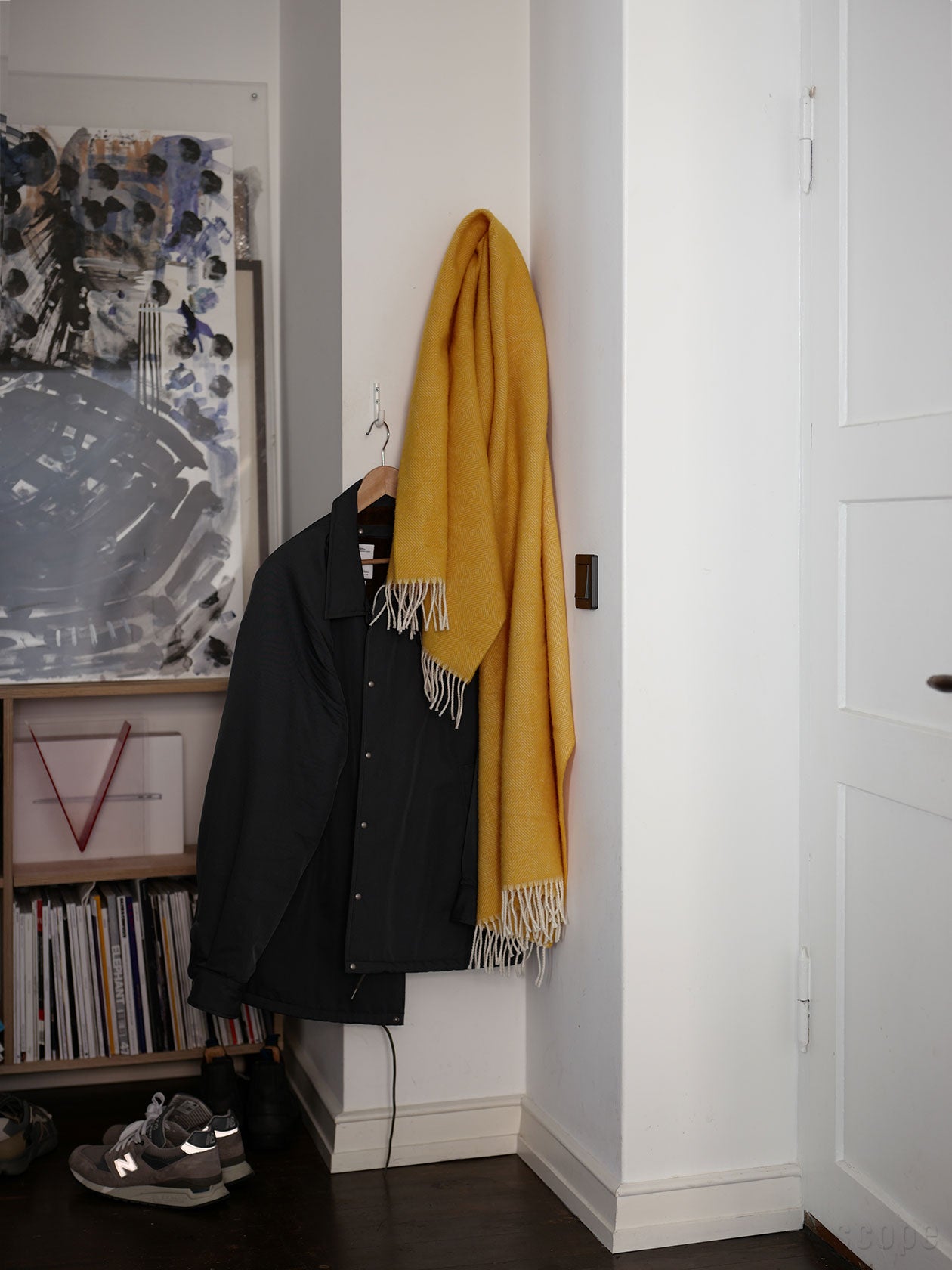 フックにかけたショール、色はオレンジ