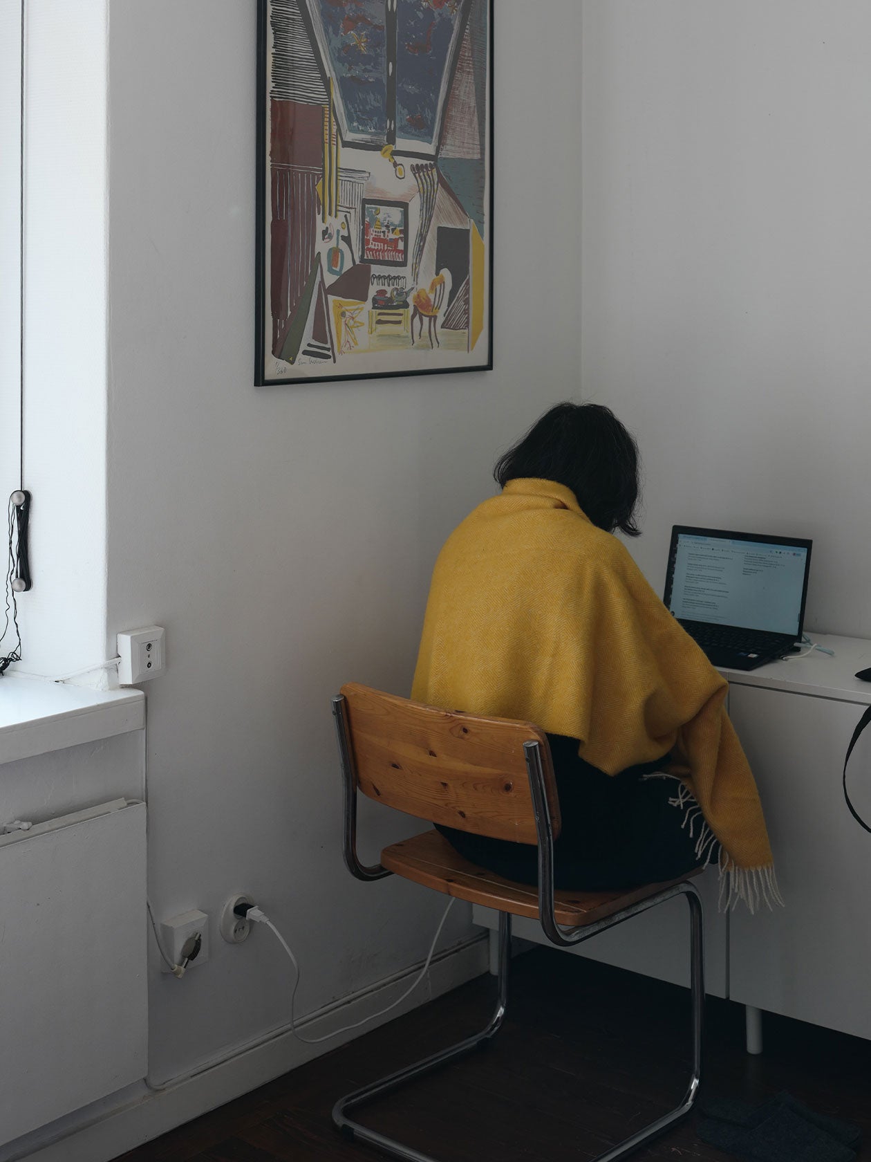 デスク前で羽織ったショール、色はオレンジ