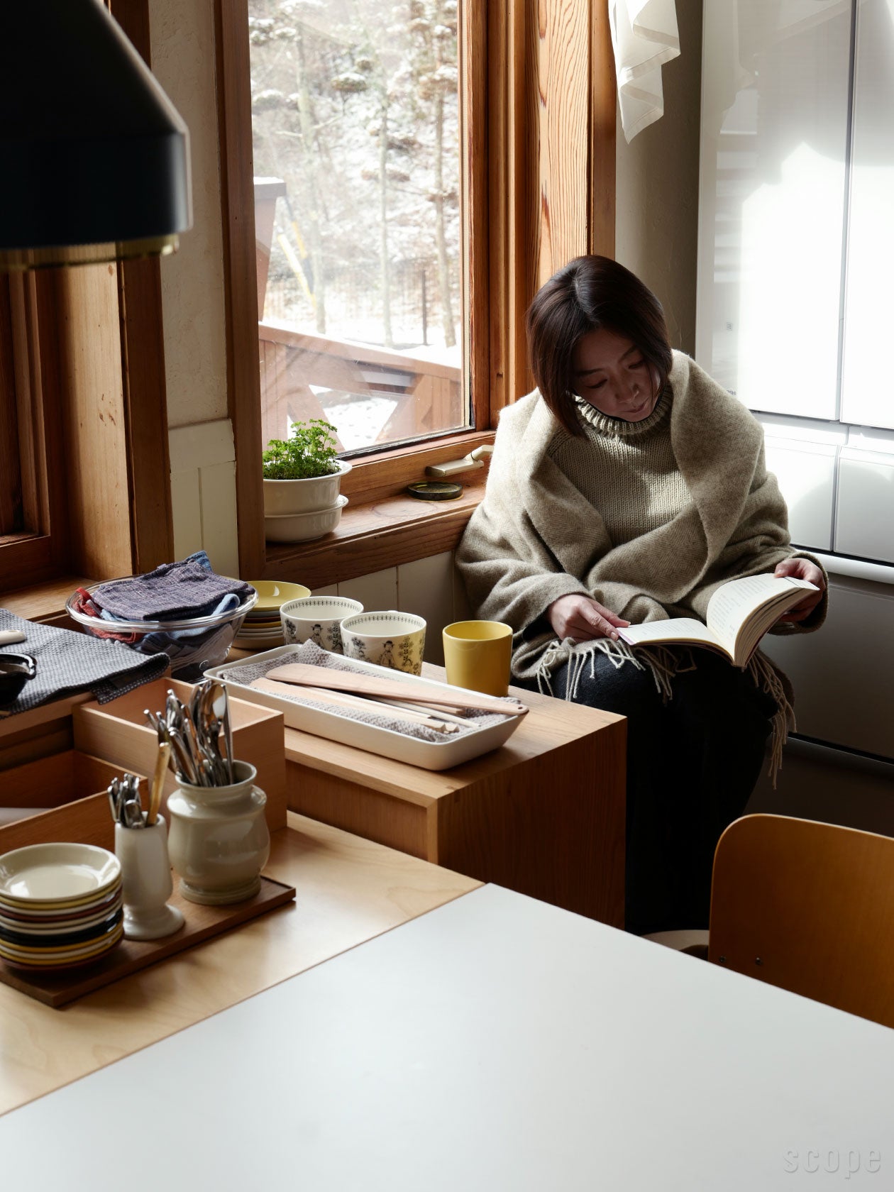 キッチンで羽織った所、色はベージュ