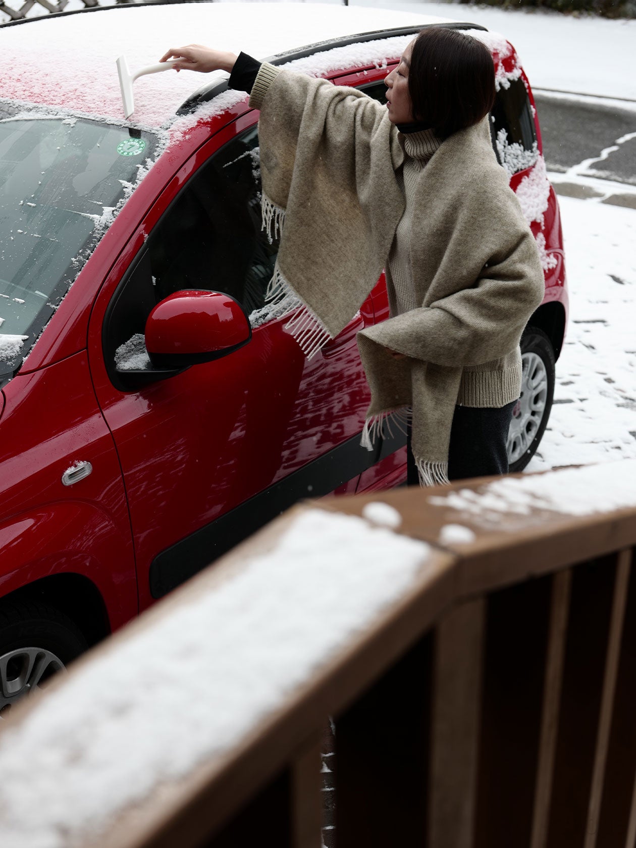 雪かきをしながら羽織った所、色はベージュ