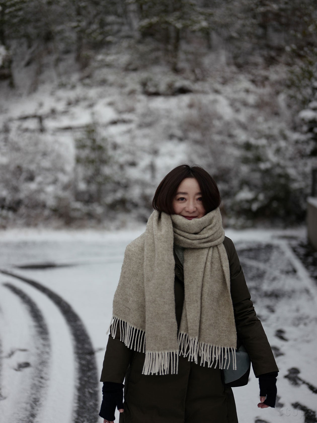 外でマフラー代わりにしたベージュ