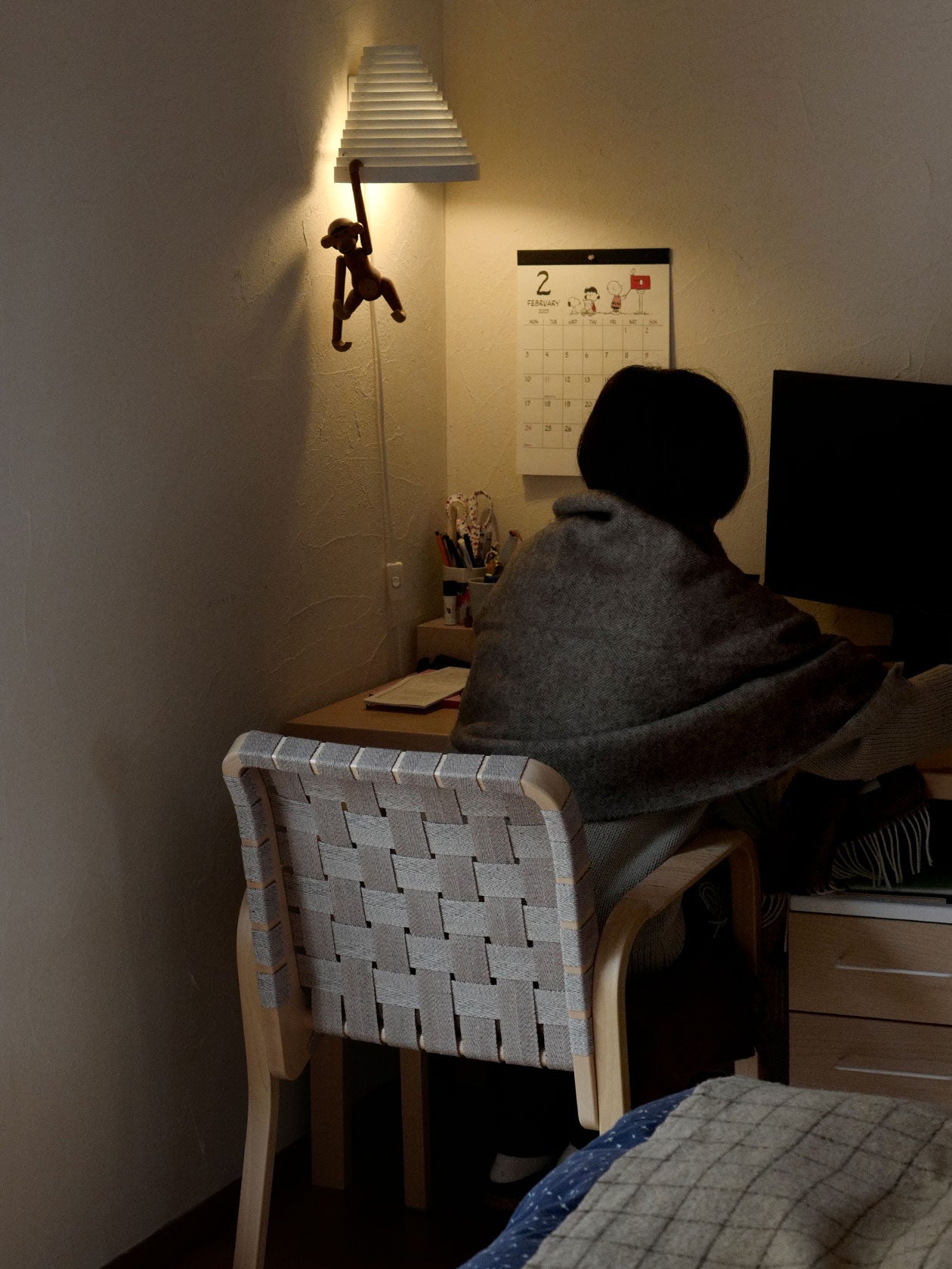 デスク前で羽織ったブラウン