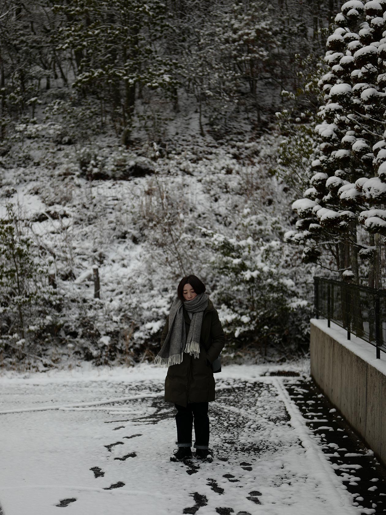 マフラー使いしたブラウン全身カット