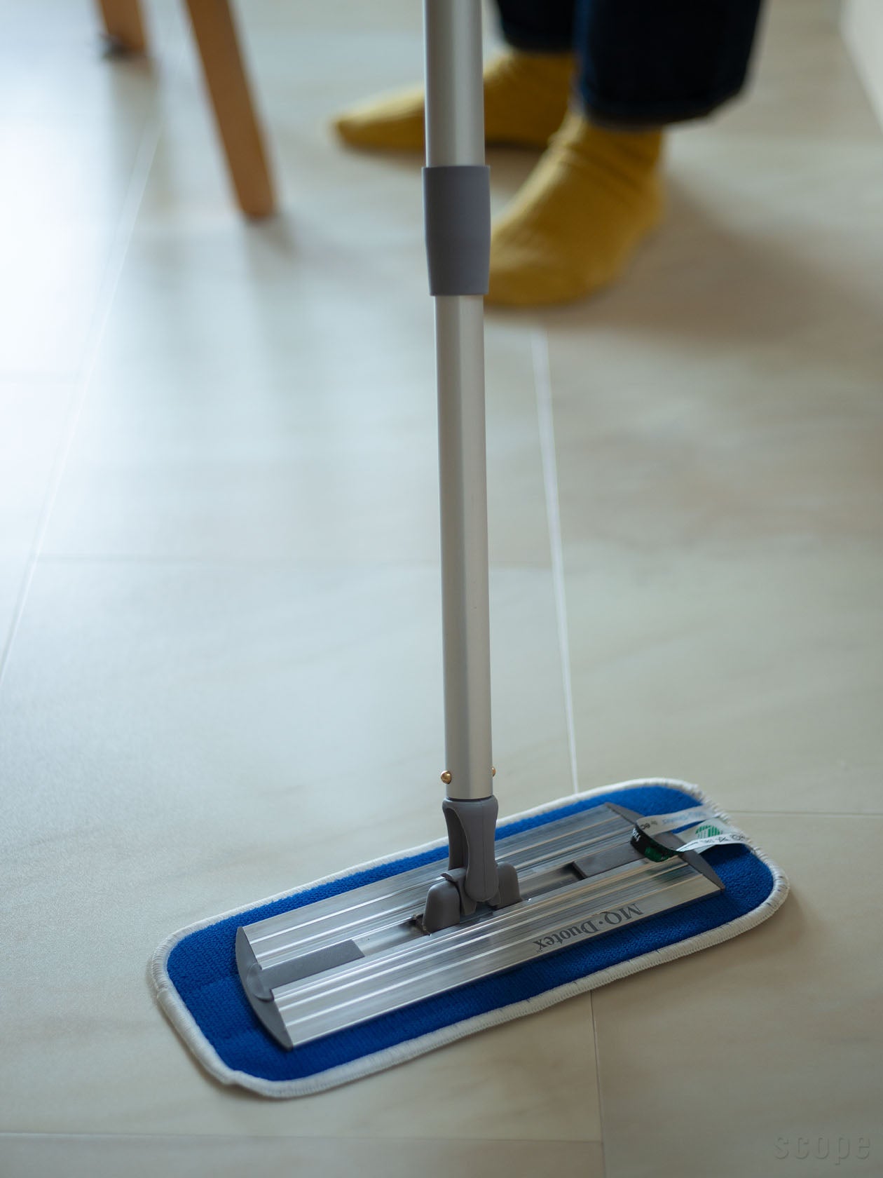 モップで床掃除